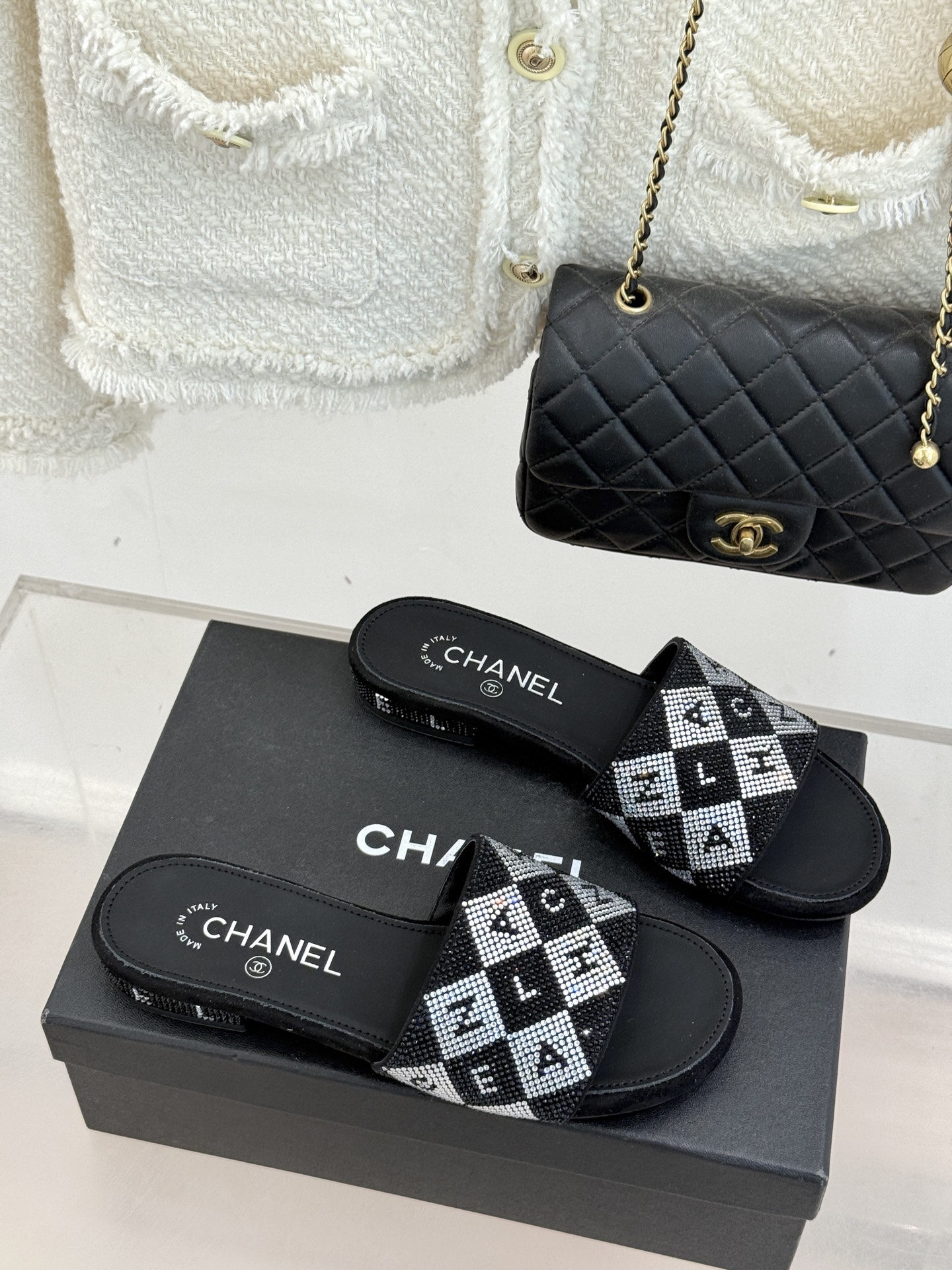 CHANE*｜小香经典水钻字母拖鞋这大概就是传说中公主的水晶鞋吧💎璀璨水钻手工镶嵌双C标识光影流转间尽显