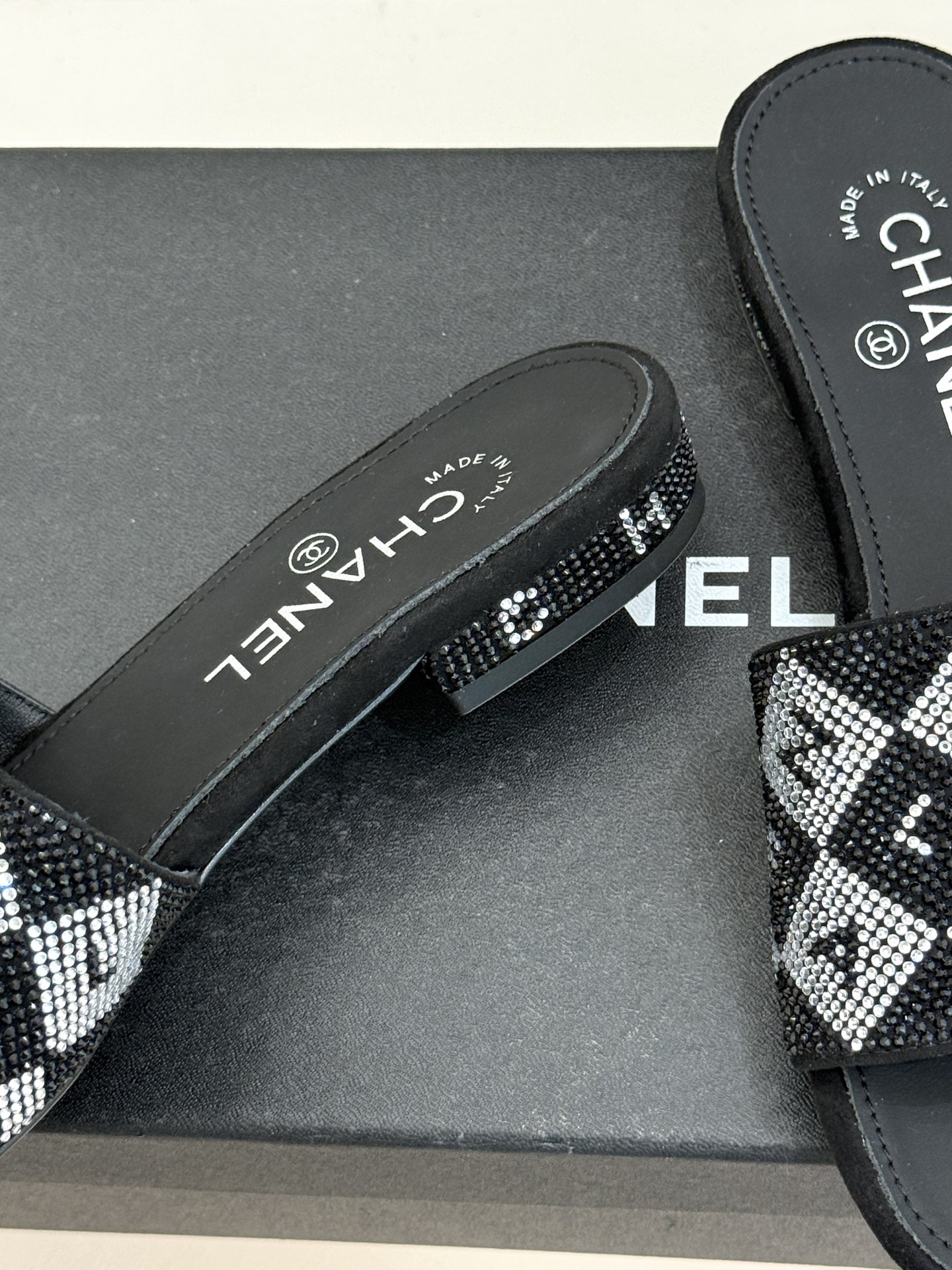 CHANE*｜小香经典水钻字母拖鞋这大概就是传说中公主的水晶鞋吧💎璀璨水钻手工镶嵌双C标识光影流转间尽显