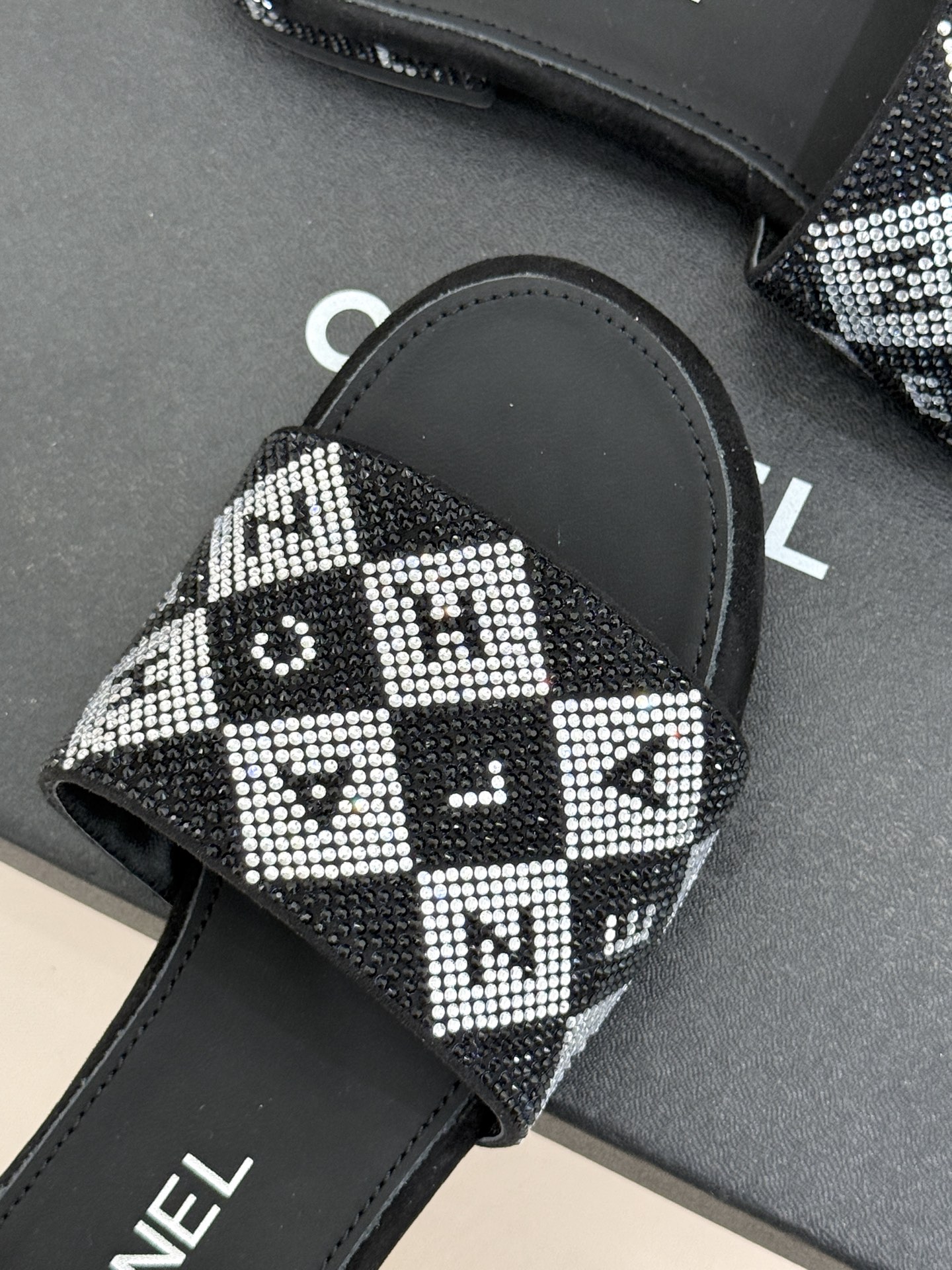 CHANE*｜小香经典水钻字母拖鞋这大概就是传说中公主的水晶鞋吧💎璀璨水钻手工镶嵌双C标识光影流转间尽显