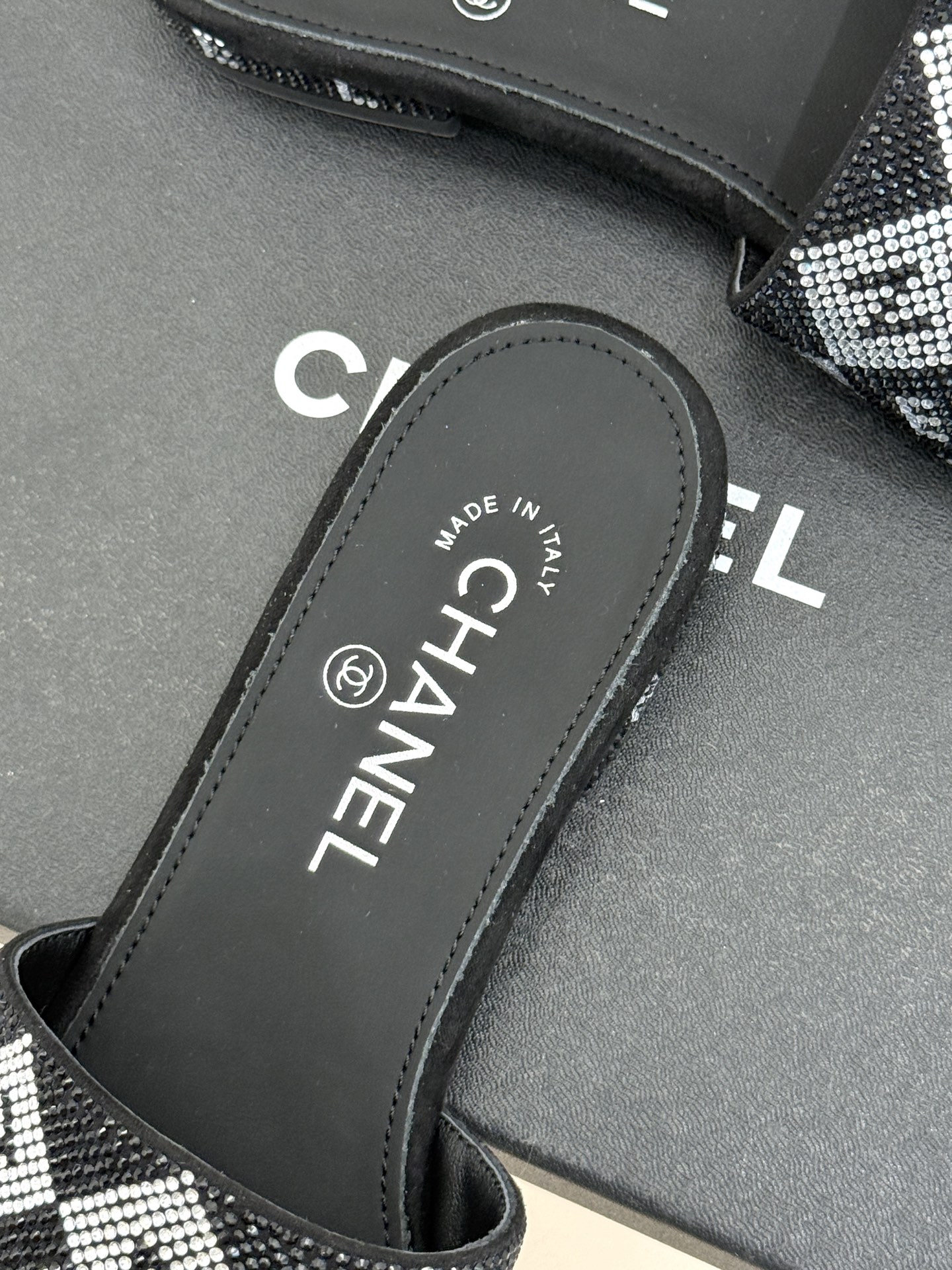 CHANE*｜小香经典水钻字母拖鞋这大概就是传说中公主的水晶鞋吧💎璀璨水钻手工镶嵌双C标识光影流转间尽显