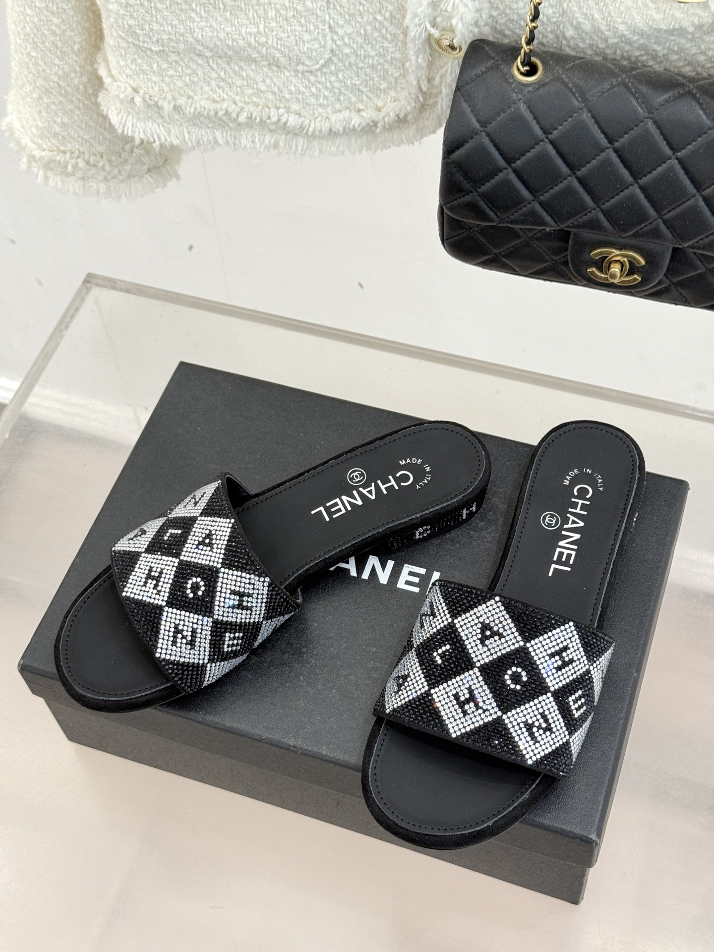 CHANE*｜小香经典水钻字母拖鞋这大概就是传说中公主的水晶鞋吧💎璀璨水钻手工镶嵌双C标识光影流转间尽显