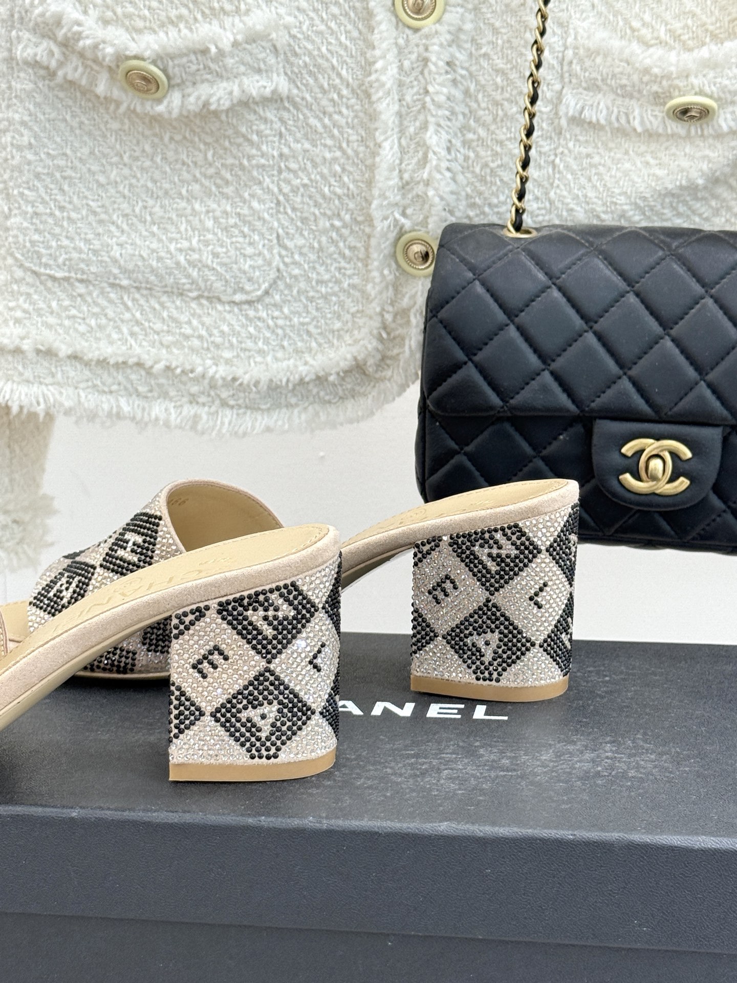 CHANE*｜小香经典水钻字母拖鞋这大概就是传说中公主的水晶鞋吧💎璀璨水钻手工镶嵌双C标识光影流转间尽显