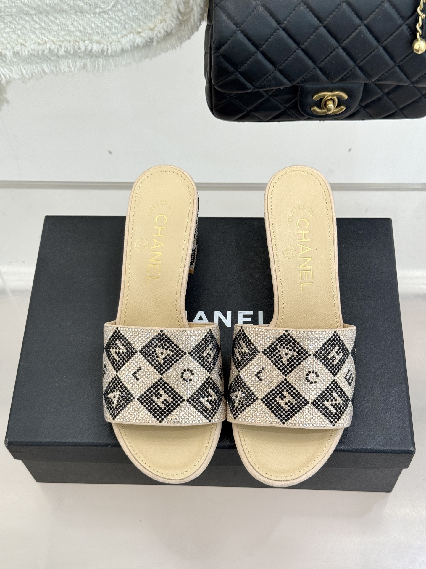 CHANE*｜小香经典水钻字母拖鞋这大概就是传说中公主的水晶鞋吧💎璀璨水钻手工镶嵌双C标识光影流转间尽显