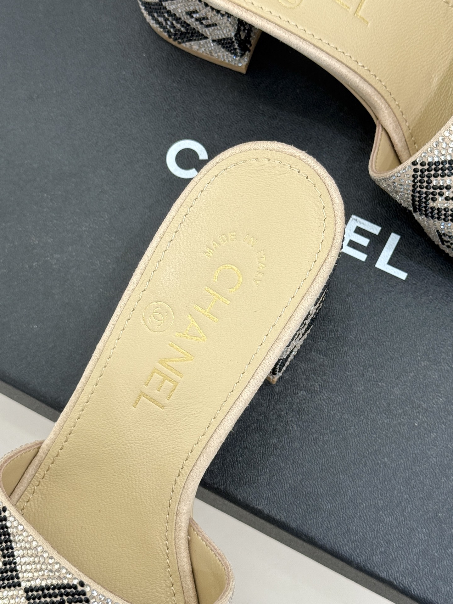 CHANE*｜小香经典水钻字母拖鞋这大概就是传说中公主的水晶鞋吧💎璀璨水钻手工镶嵌双C标识光影流转间尽显