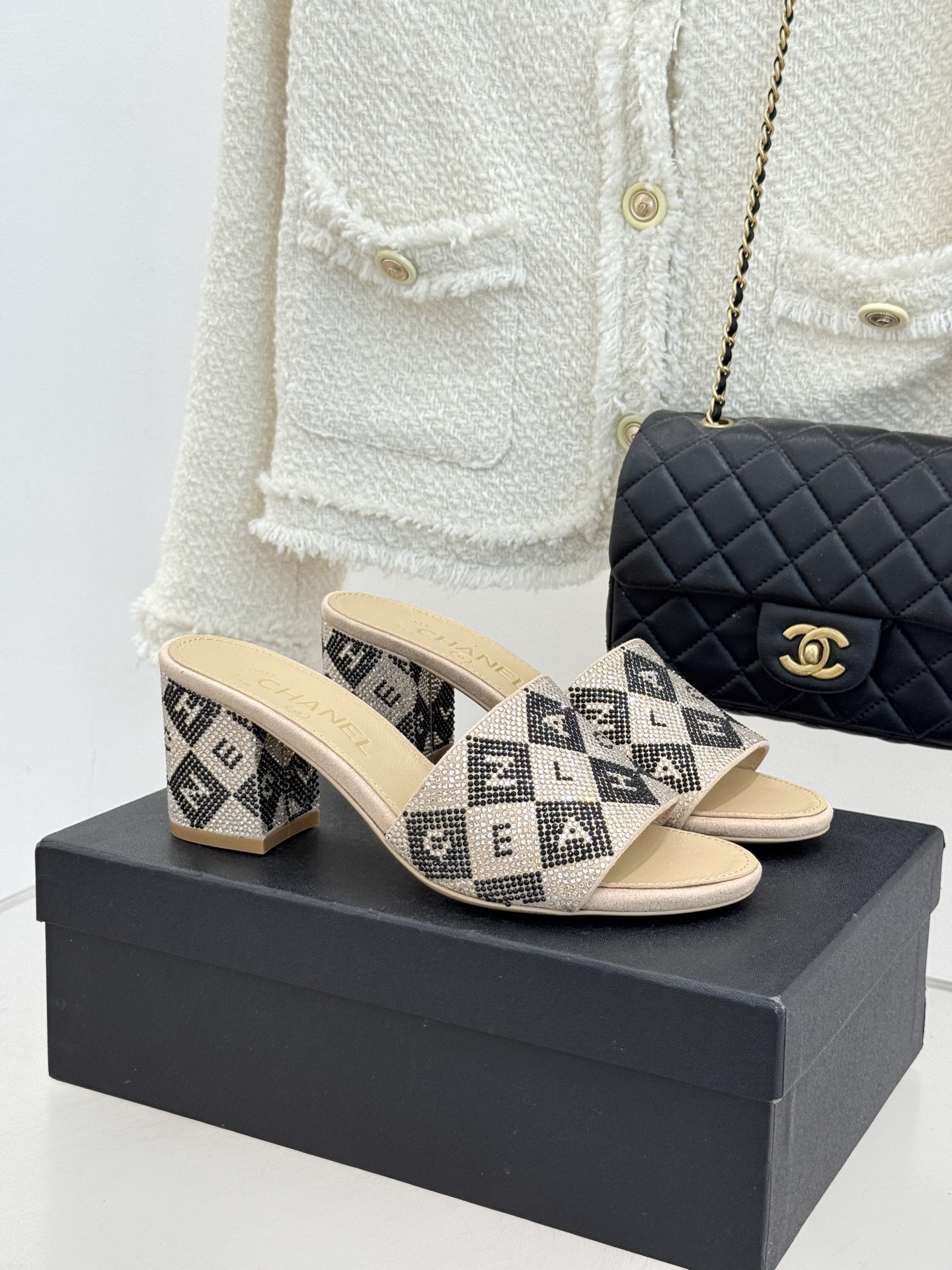 CHANE*｜小香经典水钻字母拖鞋这大概就是传说中公主的水晶鞋吧💎璀璨水钻手工镶嵌双C标识光影流转间尽显