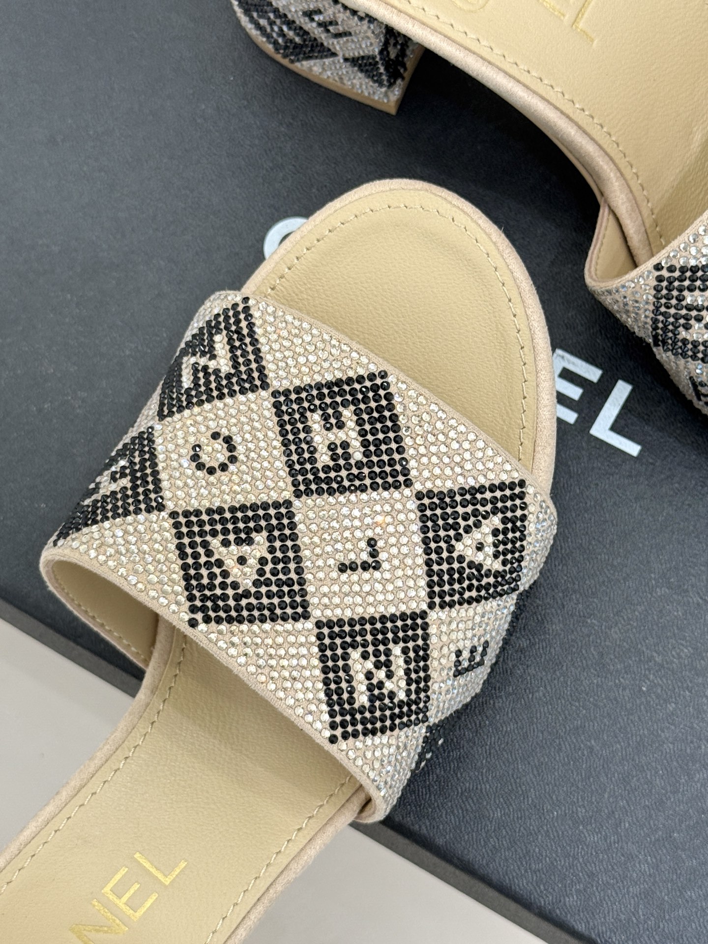 CHANE*｜小香经典水钻字母拖鞋这大概就是传说中公主的水晶鞋吧💎璀璨水钻手工镶嵌双C标识光影流转间尽显