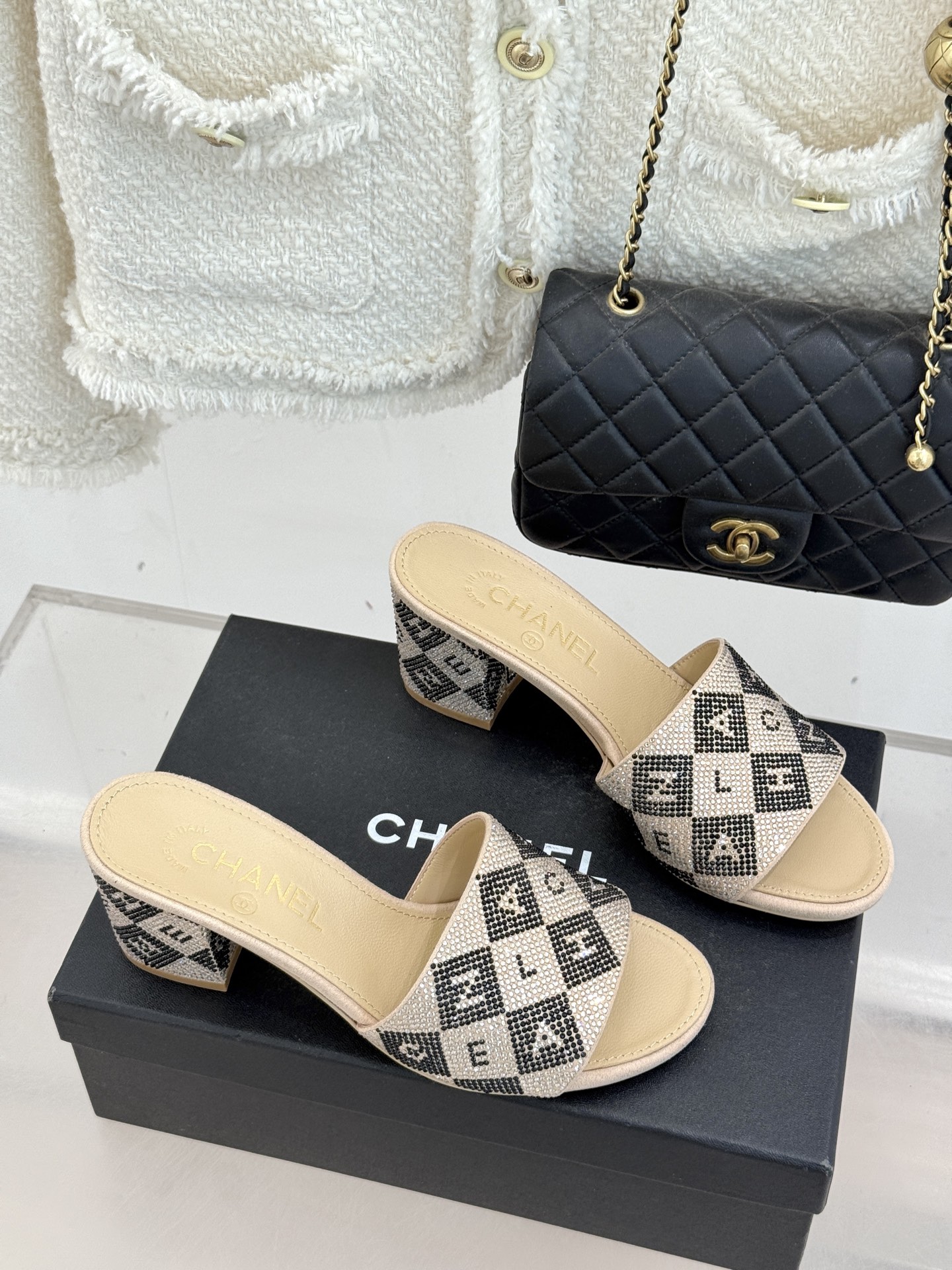 CHANE*｜小香经典水钻字母拖鞋这大概就是传说中公主的水晶鞋吧💎璀璨水钻手工镶嵌双C标识光影流转间尽显