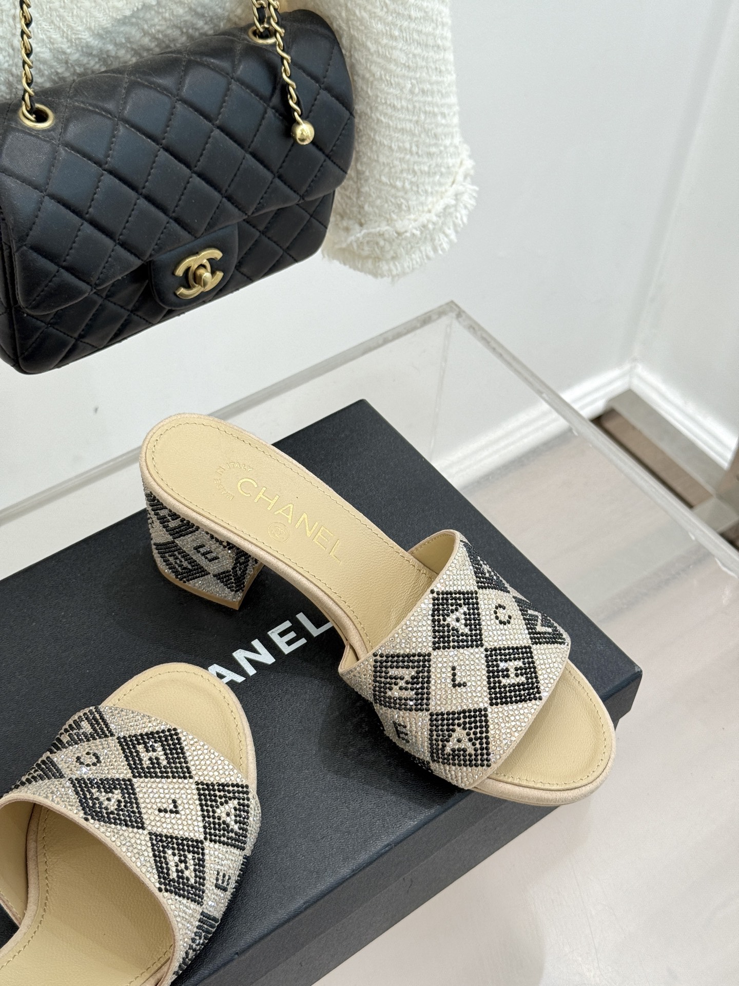 CHANE*｜小香经典水钻字母拖鞋这大概就是传说中公主的水晶鞋吧💎璀璨水钻手工镶嵌双C标识光影流转间尽显