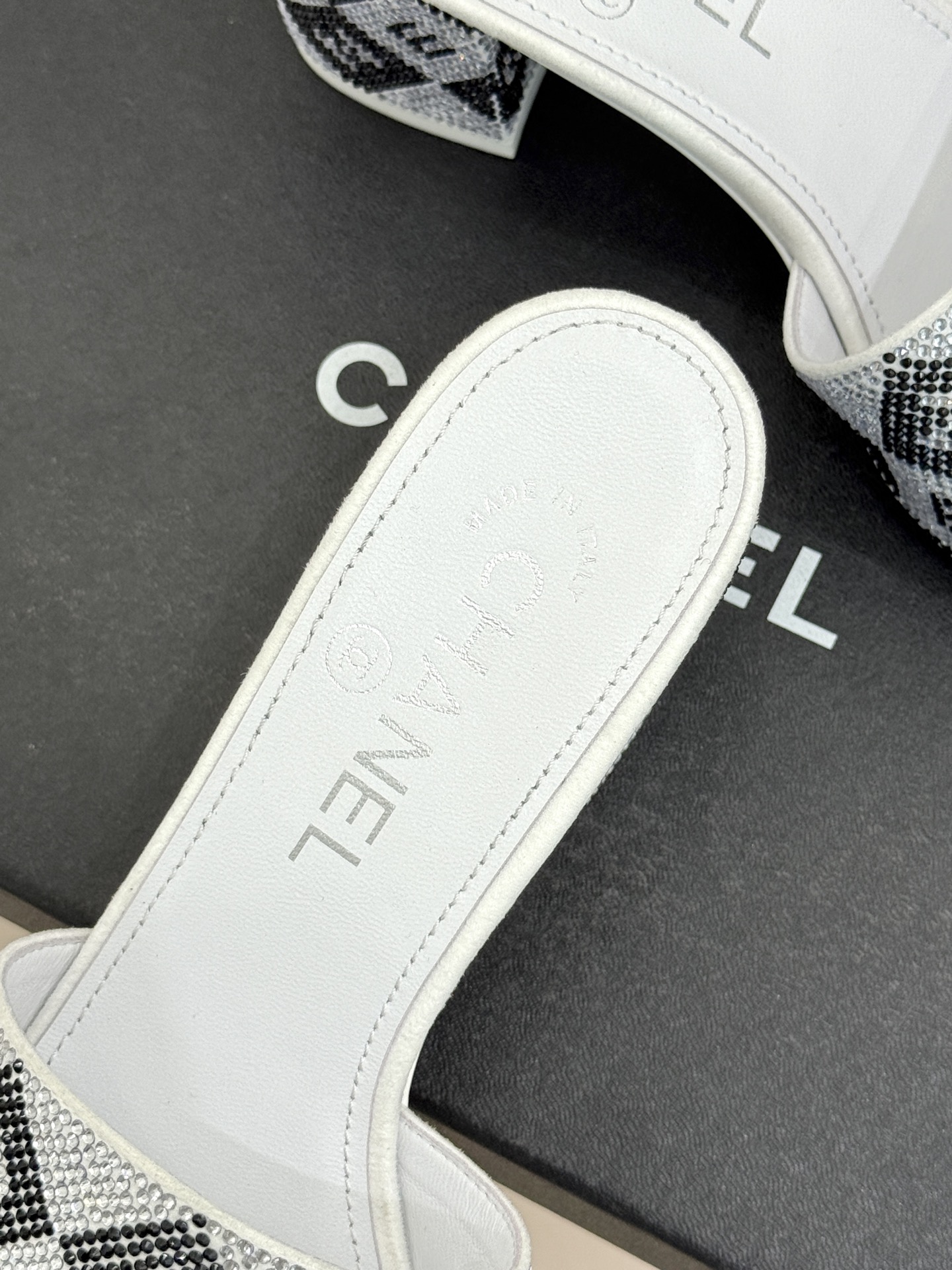 CHANE*｜小香经典水钻字母拖鞋这大概就是传说中公主的水晶鞋吧💎璀璨水钻手工镶嵌双C标识光影流转间尽显