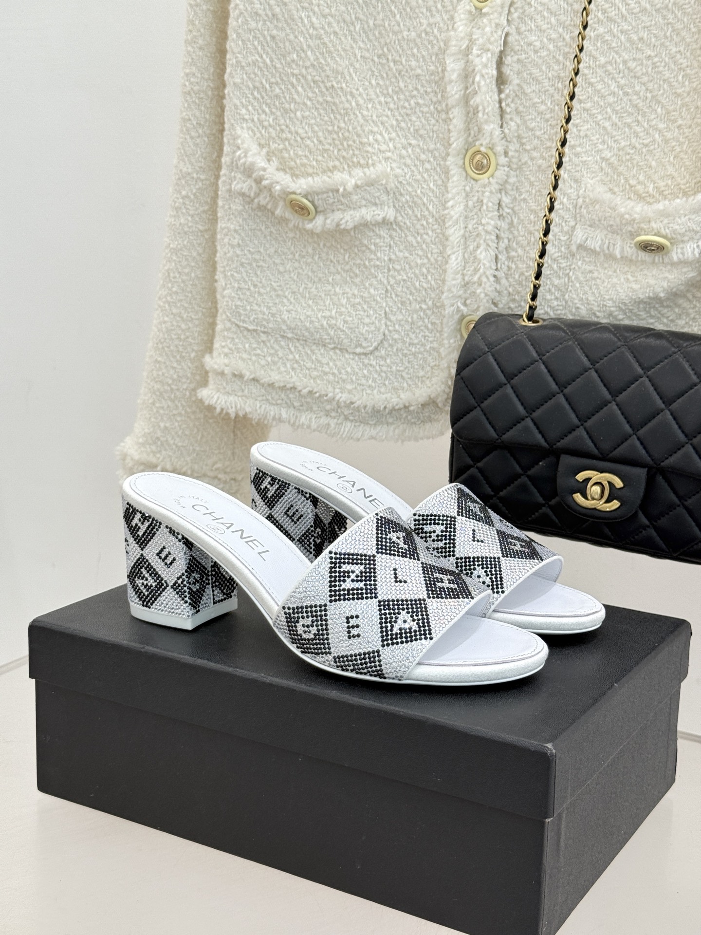 CHANE*｜小香经典水钻字母拖鞋这大概就是传说中公主的水晶鞋吧💎璀璨水钻手工镶嵌双C标识光影流转间尽显