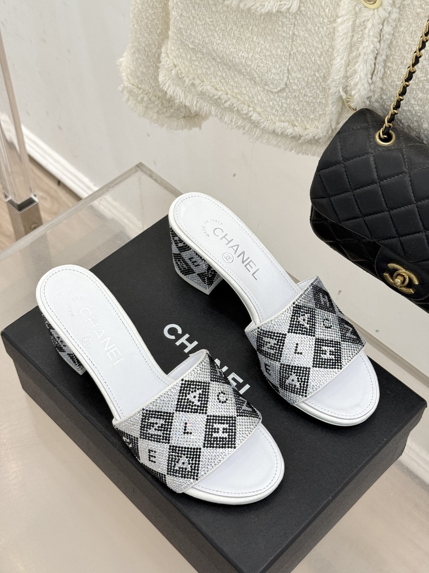 CHANE*｜小香经典水钻字母拖鞋这大概就是传说中公主的水晶鞋吧💎璀璨水钻手工镶嵌双C标识光影流转间尽显