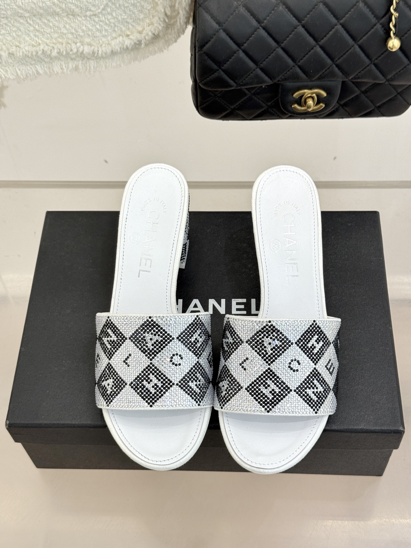 CHANE*｜小香经典水钻字母拖鞋这大概就是传说中公主的水晶鞋吧💎璀璨水钻手工镶嵌双C标识光影流转间尽显