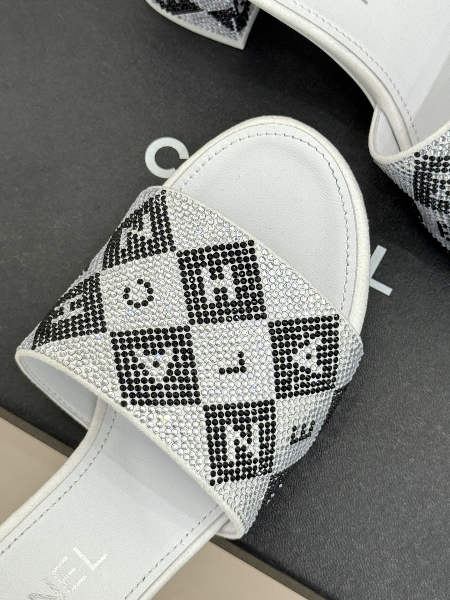 CHANE*｜小香经典水钻字母拖鞋这大概就是传说中公主的水晶鞋吧💎璀璨水钻手工镶嵌双C标识光影流转间尽显