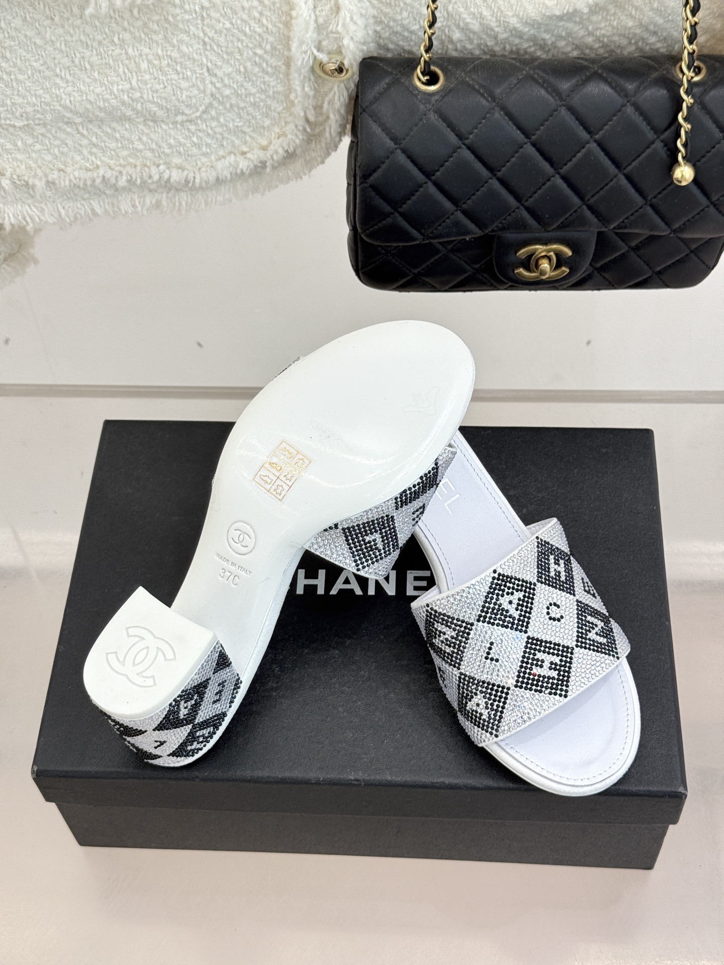 CHANE*｜小香经典水钻字母拖鞋这大概就是传说中公主的水晶鞋吧💎璀璨水钻手工镶嵌双C标识光影流转间尽显