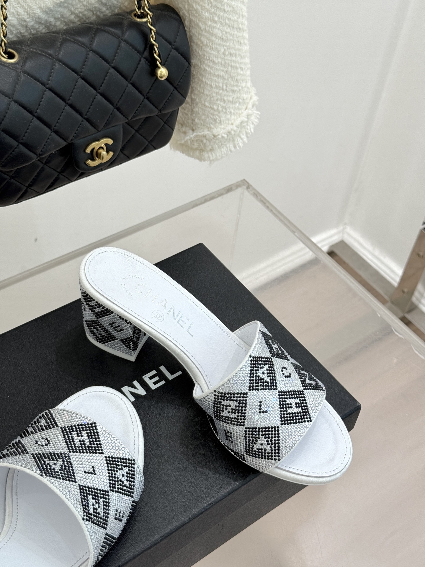 CHANE*｜小香经典水钻字母拖鞋这大概就是传说中公主的水晶鞋吧💎璀璨水钻手工镶嵌双C标识光影流转间尽显