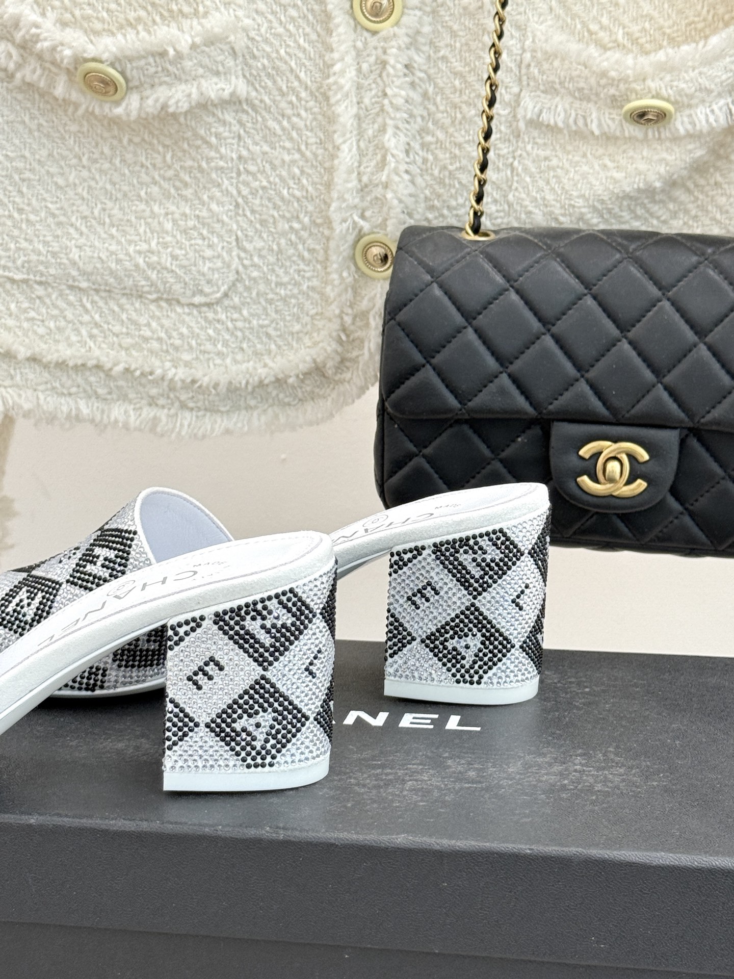 CHANE*｜小香经典水钻字母拖鞋这大概就是传说中公主的水晶鞋吧💎璀璨水钻手工镶嵌双C标识光影流转间尽显