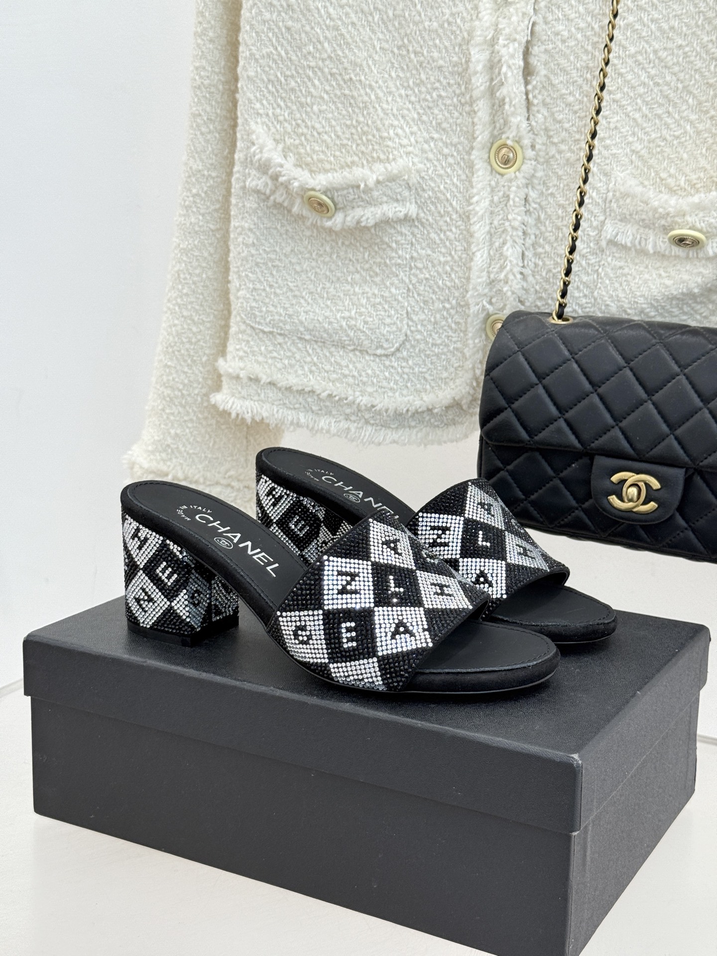 NO:723924,Chanel's new hot diamond slippers series!  The upper is hot-drilled, the lining is made of sheepskin, and the genuine leather outsole imported from Italy size 35-39 (customized 40/41), slippers, chanel, slippers, sheepskin, Leather soles19860909Chanel 新款烫钻拖鞋系列！ 鞋面烫钻 内里踮脚均为羊皮 意大利进口真皮大底 size35-39（40/41定制）,拖鞋,chanel,slippers,sheepskin,Leather soles,Women's Shoes