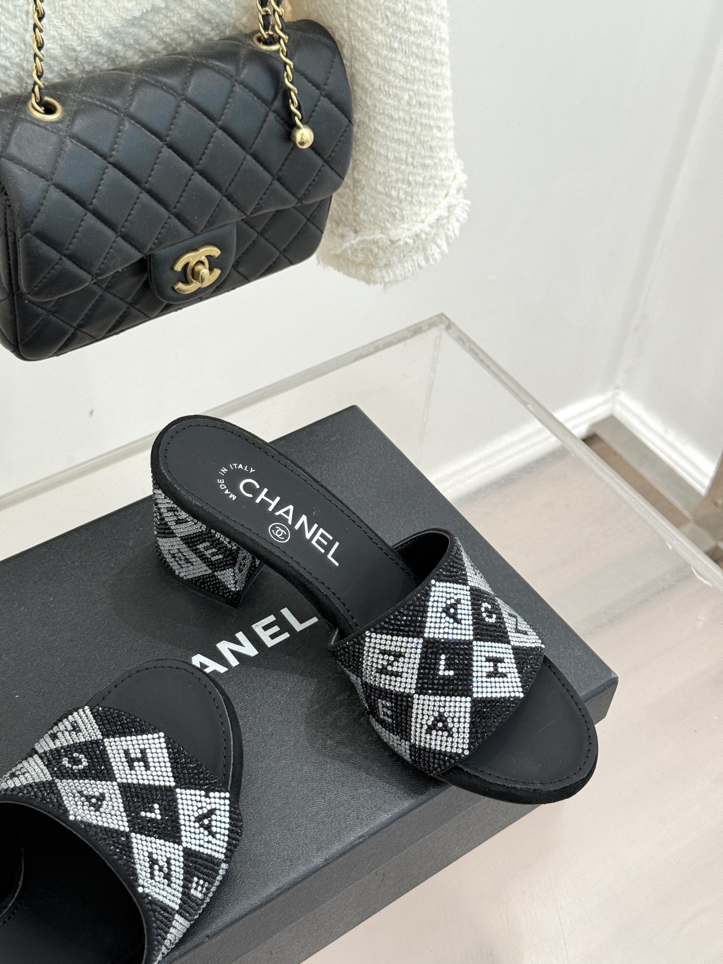 CHANE*｜小香经典水钻字母拖鞋这大概就是传说中公主的水晶鞋吧💎璀璨水钻手工镶嵌双C标识光影流转间尽显