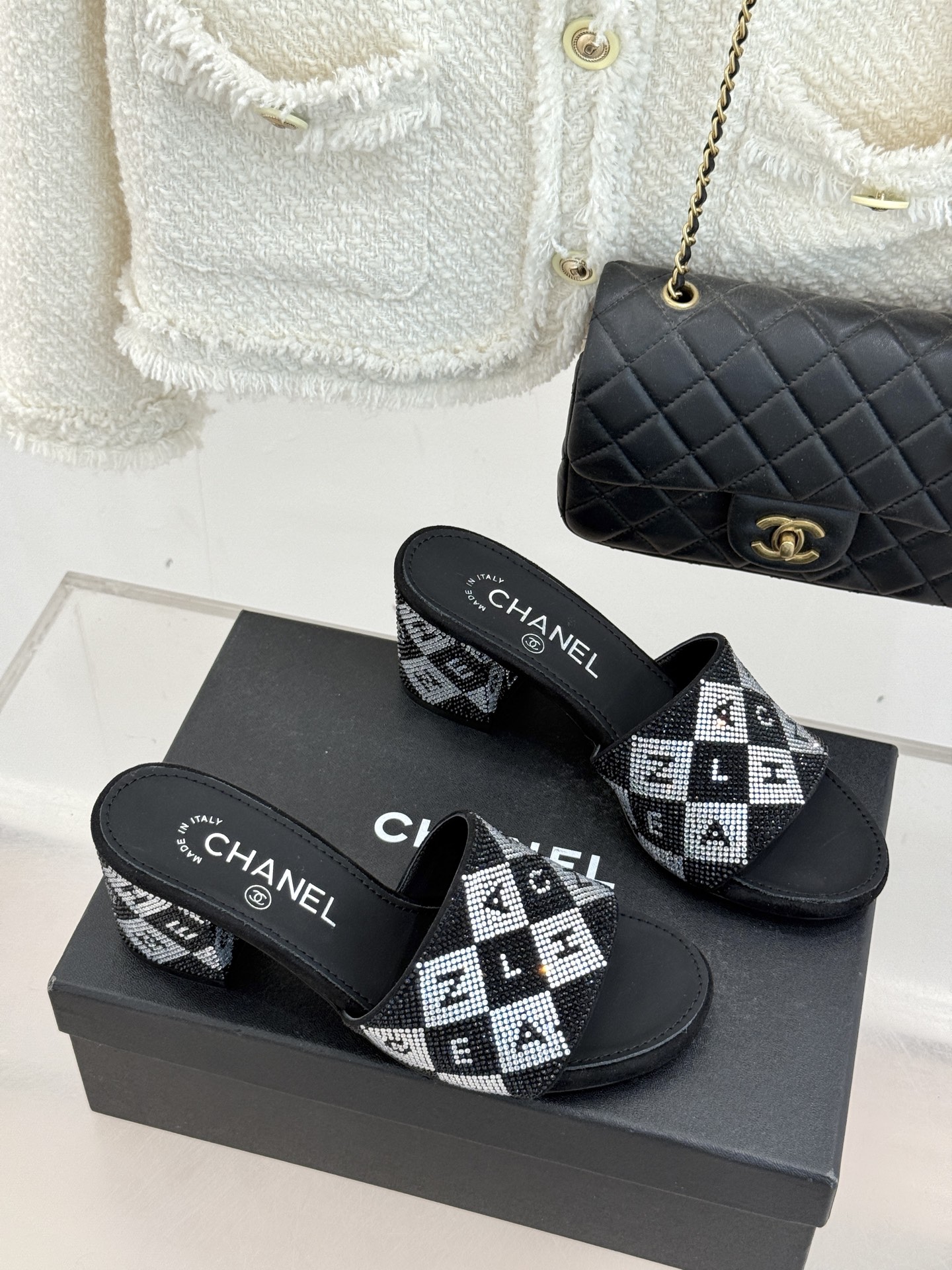 CHANE*｜小香经典水钻字母拖鞋这大概就是传说中公主的水晶鞋吧💎璀璨水钻手工镶嵌双C标识光影流转间尽显