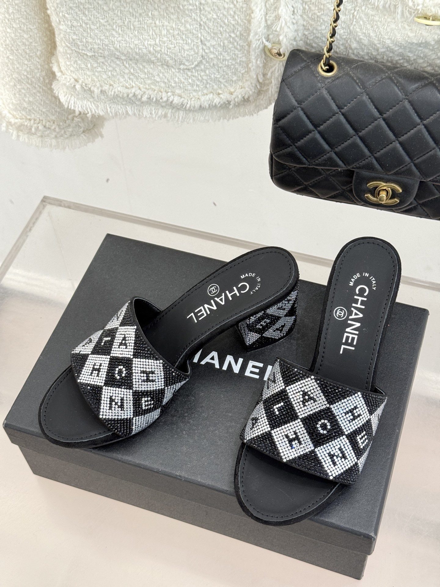 CHANE*｜小香经典水钻字母拖鞋这大概就是传说中公主的水晶鞋吧💎璀璨水钻手工镶嵌双C标识光影流转间尽显