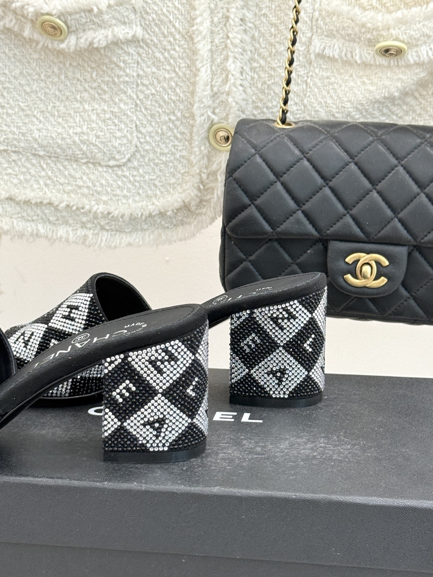 CHANE*｜小香经典水钻字母拖鞋这大概就是传说中公主的水晶鞋吧💎璀璨水钻手工镶嵌双C标识光影流转间尽显