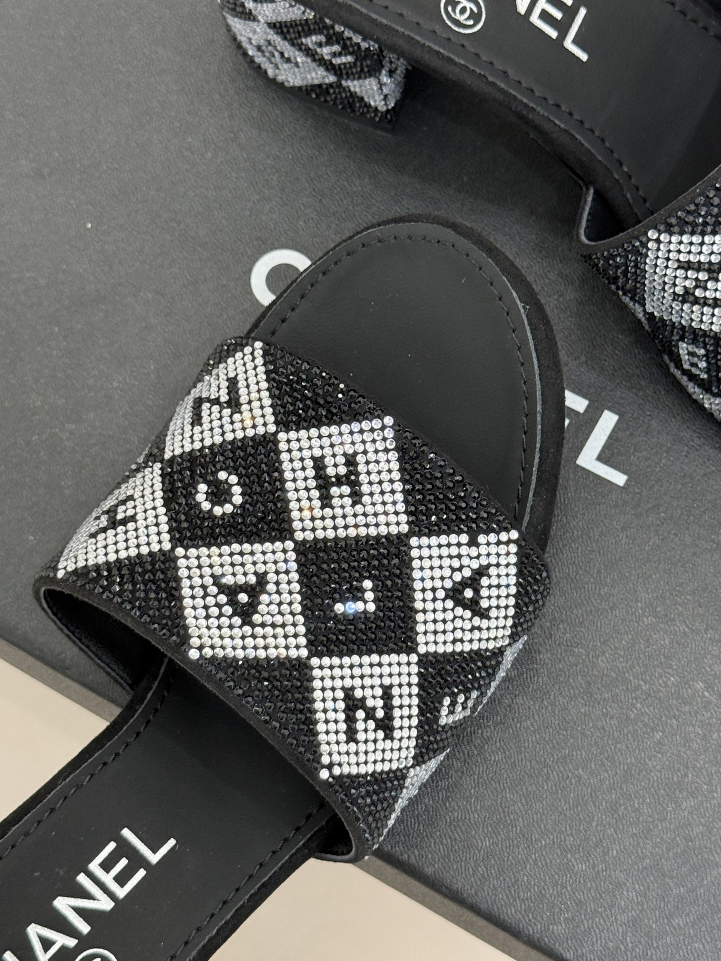 CHANE*｜小香经典水钻字母拖鞋这大概就是传说中公主的水晶鞋吧💎璀璨水钻手工镶嵌双C标识光影流转间尽显