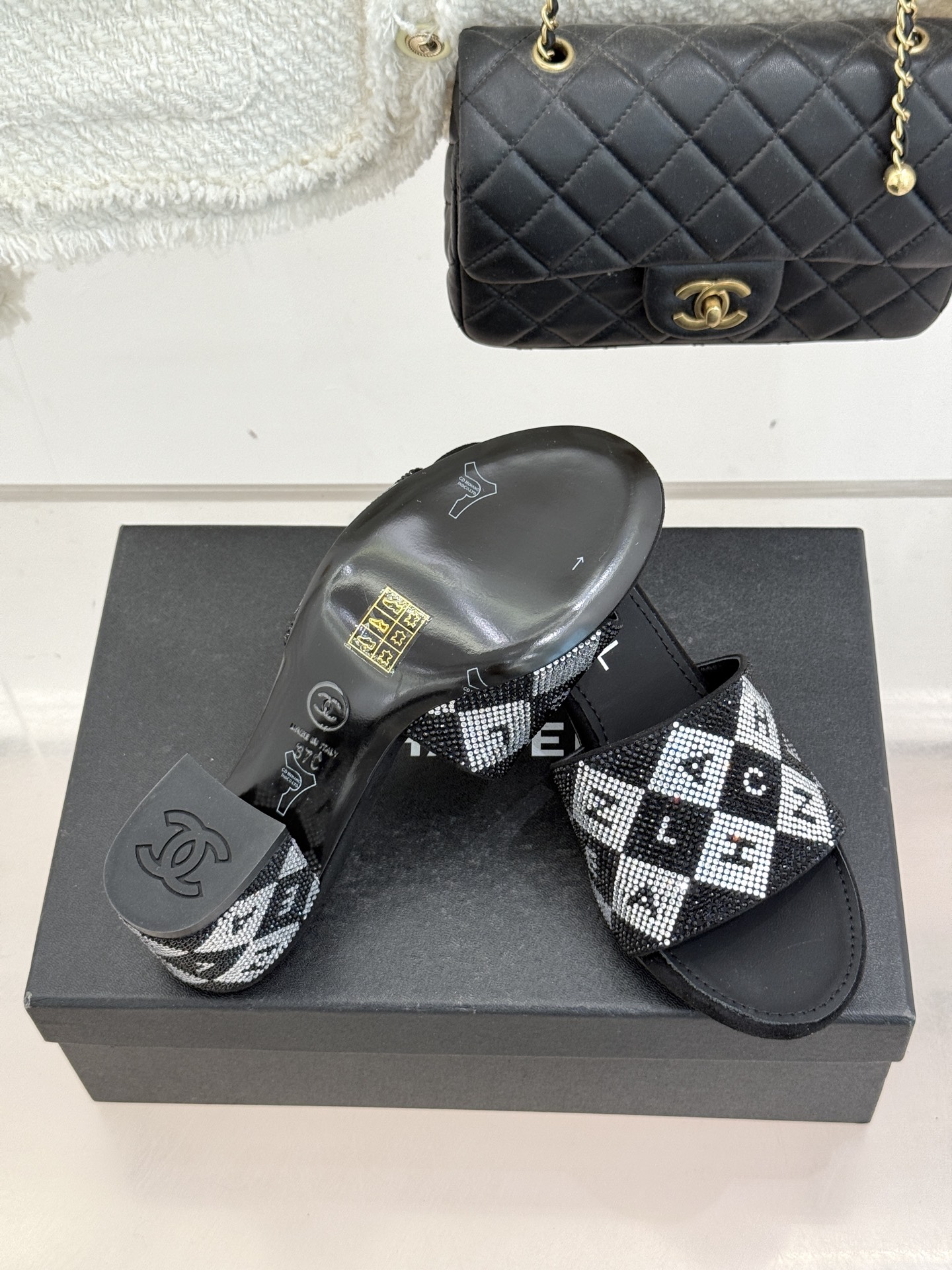 CHANE*｜小香经典水钻字母拖鞋这大概就是传说中公主的水晶鞋吧💎璀璨水钻手工镶嵌双C标识光影流转间尽显