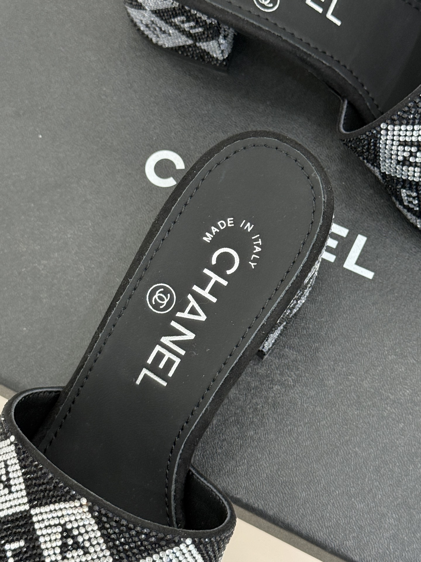 CHANE*｜小香经典水钻字母拖鞋这大概就是传说中公主的水晶鞋吧💎璀璨水钻手工镶嵌双C标识光影流转间尽显