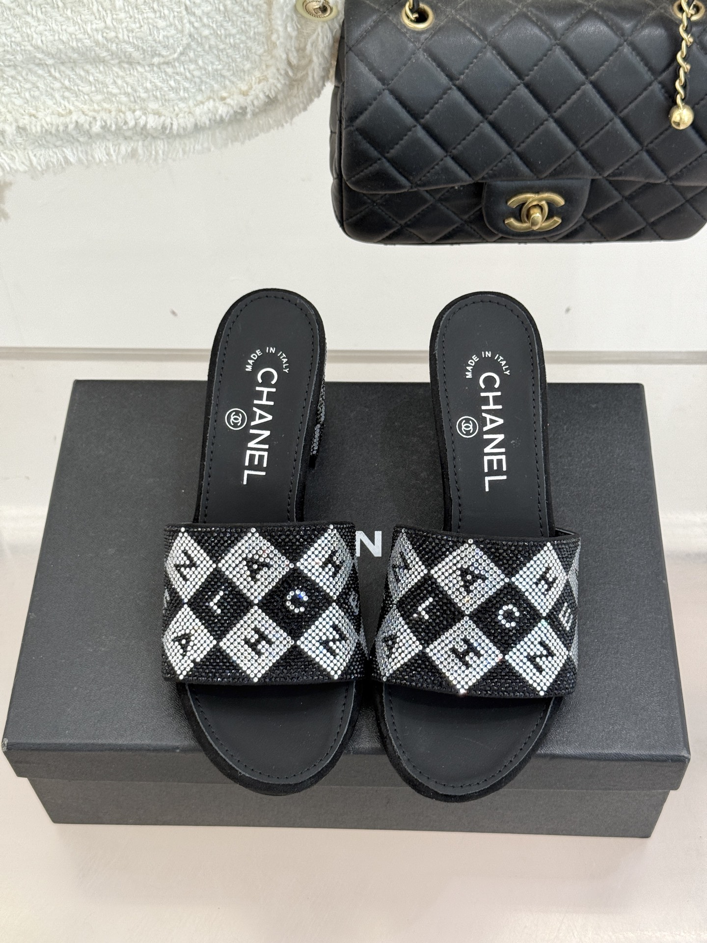 CHANE*｜小香经典水钻字母拖鞋这大概就是传说中公主的水晶鞋吧💎璀璨水钻手工镶嵌双C标识光影流转间尽显