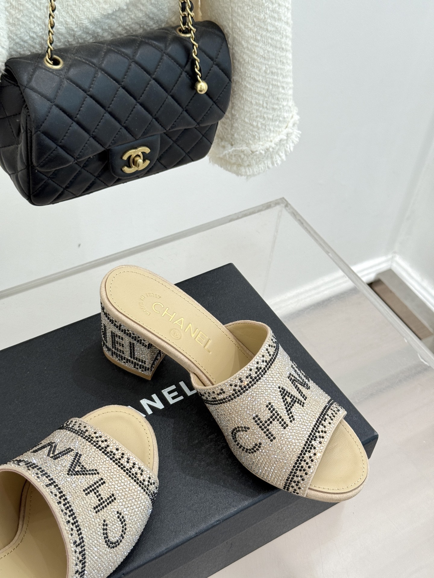 CHANE*｜小香经典水钻字母拖鞋这大概就是传说中公主的水晶鞋吧💎璀璨水钻手工镶嵌双C标识光影流转间尽显