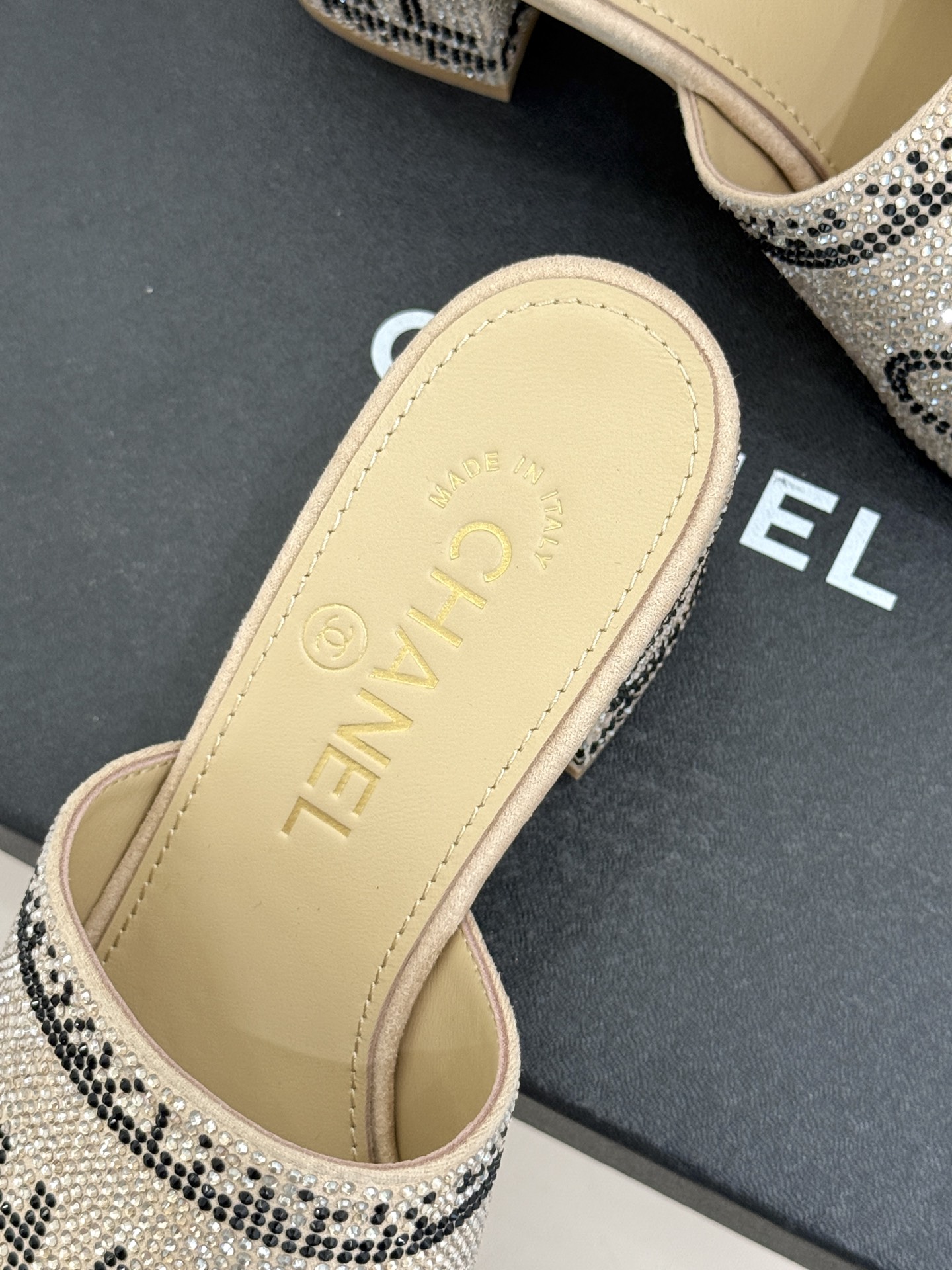 CHANE*｜小香经典水钻字母拖鞋这大概就是传说中公主的水晶鞋吧💎璀璨水钻手工镶嵌双C标识光影流转间尽显
