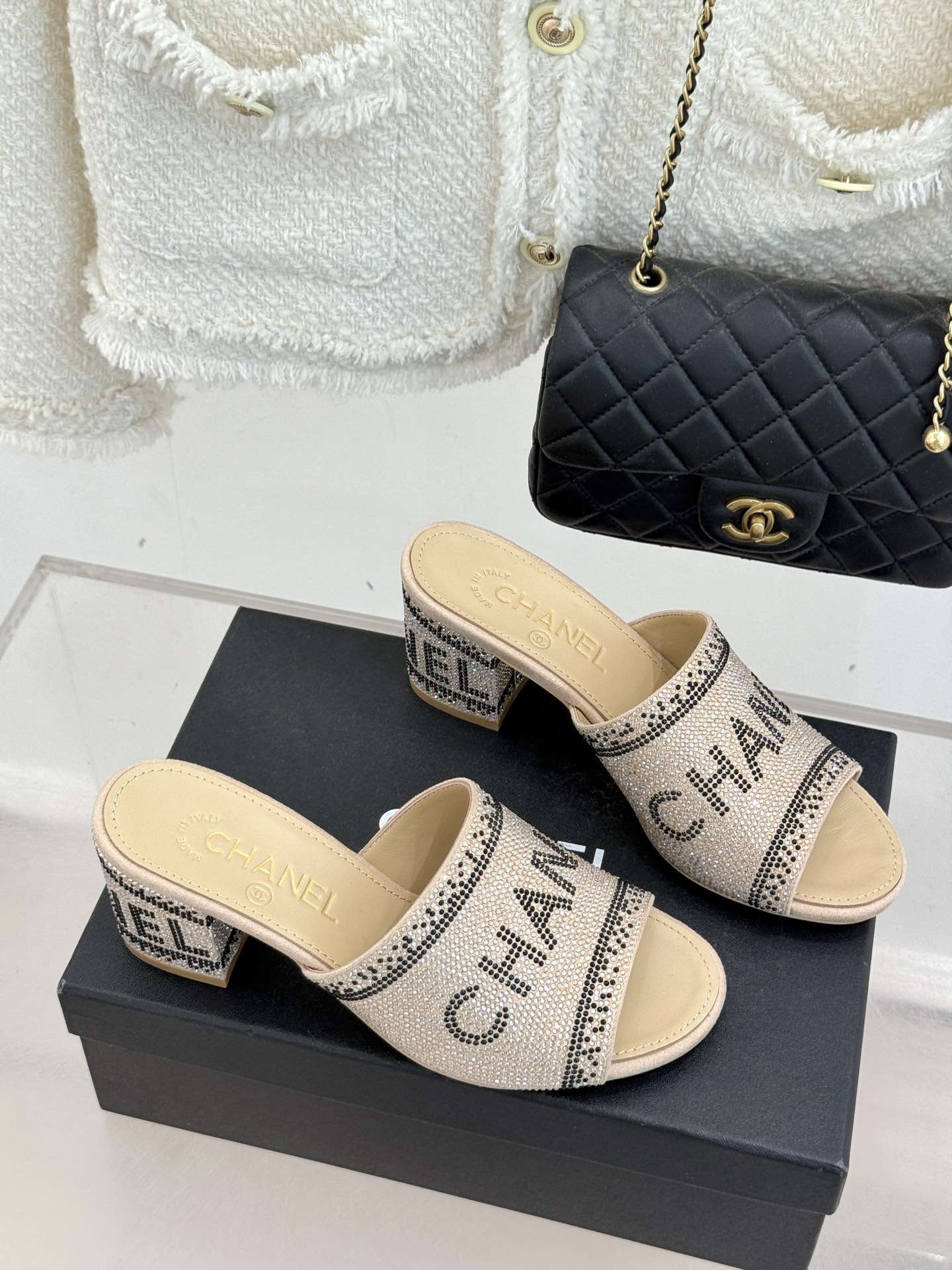 CHANE*｜小香经典水钻字母拖鞋这大概就是传说中公主的水晶鞋吧💎璀璨水钻手工镶嵌双C标识光影流转间尽显