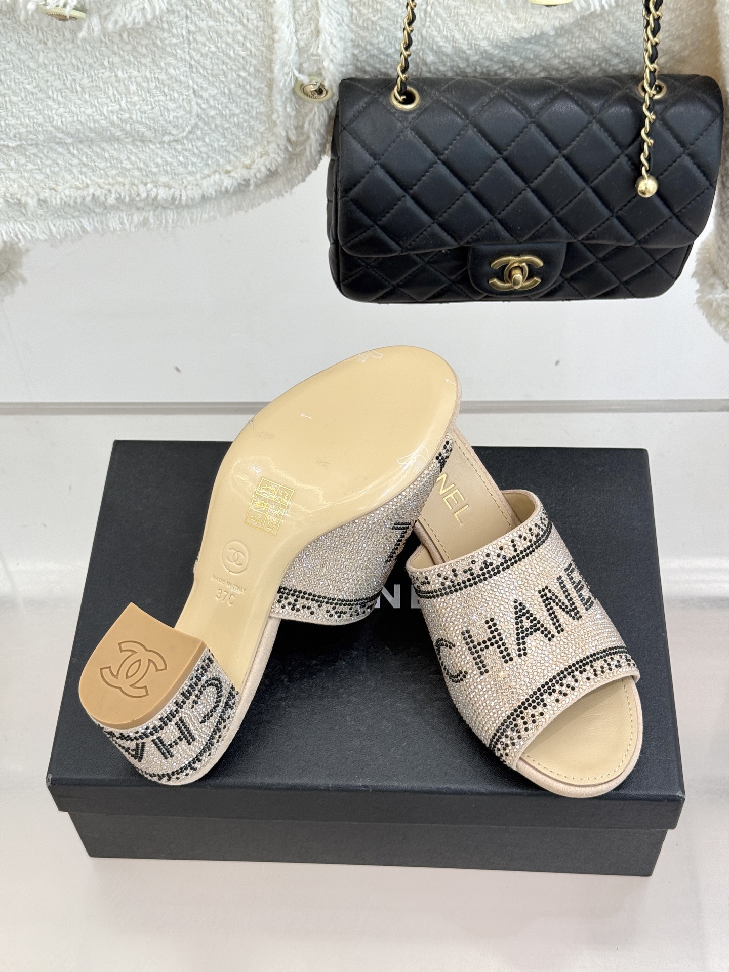 CHANE*｜小香经典水钻字母拖鞋这大概就是传说中公主的水晶鞋吧💎璀璨水钻手工镶嵌双C标识光影流转间尽显