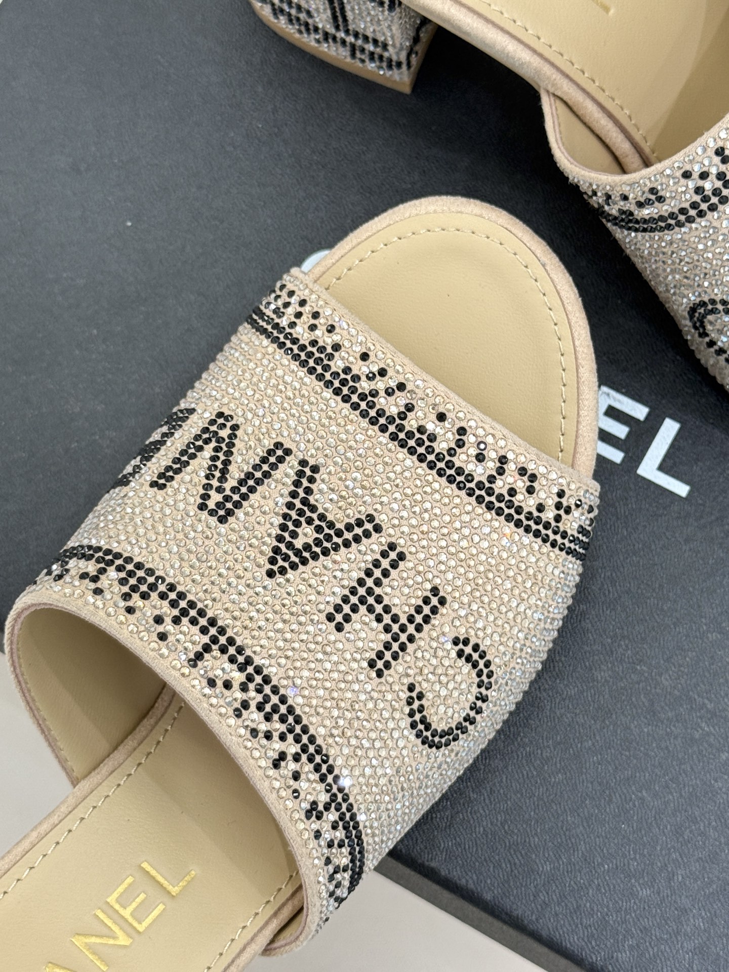 CHANE*｜小香经典水钻字母拖鞋这大概就是传说中公主的水晶鞋吧💎璀璨水钻手工镶嵌双C标识光影流转间尽显