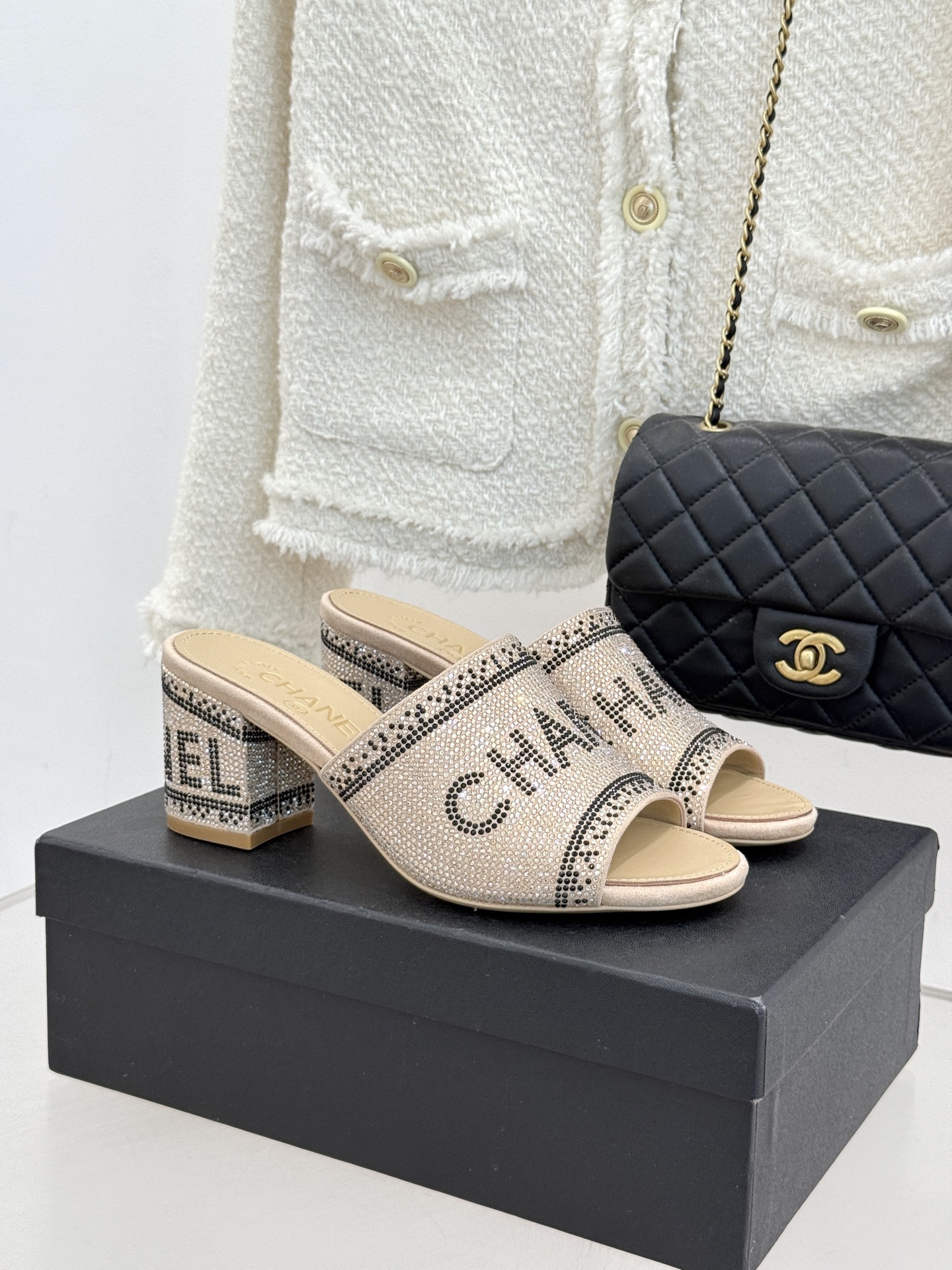 CHANE*｜小香经典水钻字母拖鞋这大概就是传说中公主的水晶鞋吧💎璀璨水钻手工镶嵌双C标识光影流转间尽显