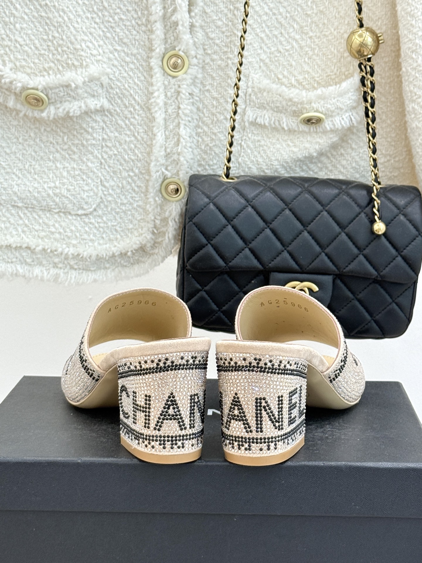 CHANE*｜小香经典水钻字母拖鞋这大概就是传说中公主的水晶鞋吧💎璀璨水钻手工镶嵌双C标识光影流转间尽显