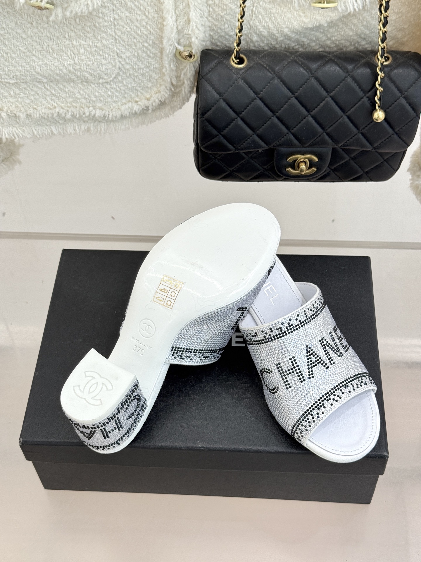 CHANE*｜小香经典水钻字母拖鞋这大概就是传说中公主的水晶鞋吧💎璀璨水钻手工镶嵌双C标识光影流转间尽显