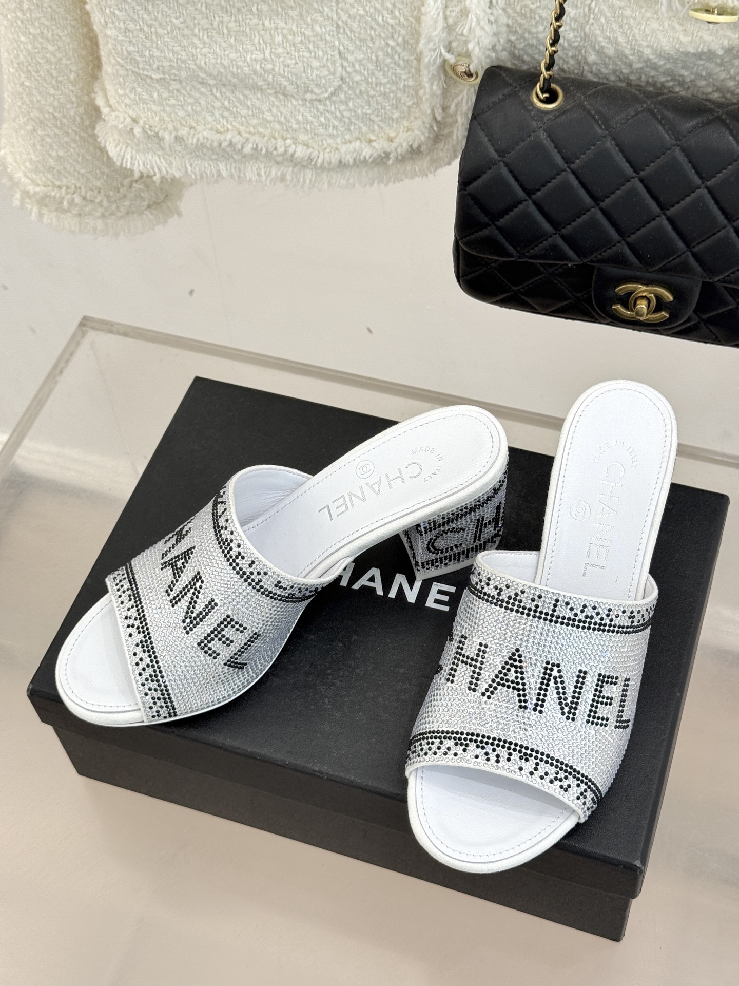 CHANE*｜小香经典水钻字母拖鞋这大概就是传说中公主的水晶鞋吧💎璀璨水钻手工镶嵌双C标识光影流转间尽显