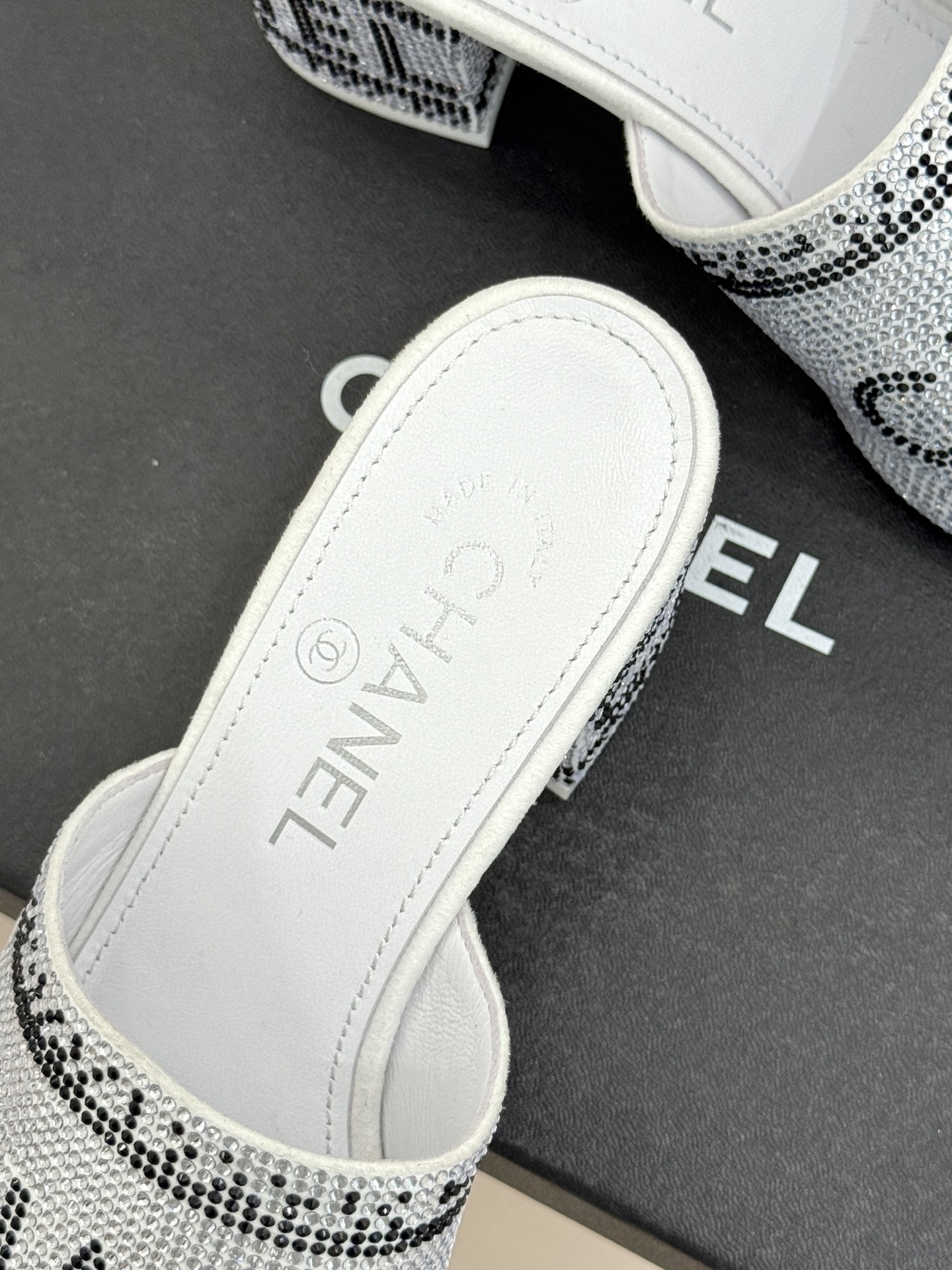 CHANE*｜小香经典水钻字母拖鞋这大概就是传说中公主的水晶鞋吧💎璀璨水钻手工镶嵌双C标识光影流转间尽显