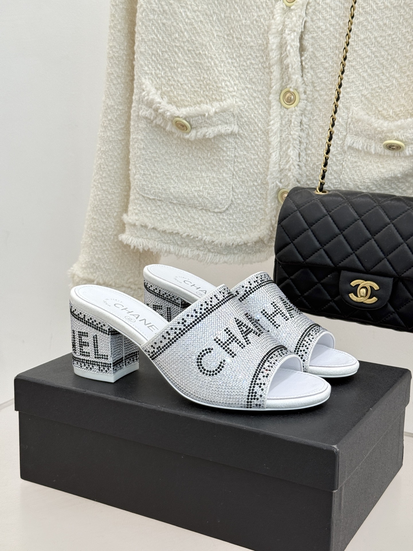 CHANE*｜小香经典水钻字母拖鞋这大概就是传说中公主的水晶鞋吧💎璀璨水钻手工镶嵌双C标识光影流转间尽显