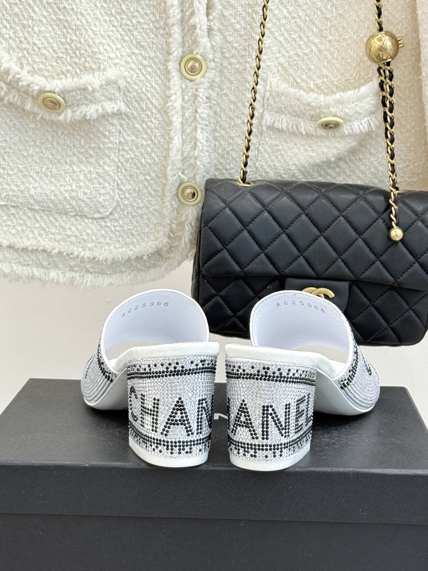 CHANE*｜小香经典水钻字母拖鞋这大概就是传说中公主的水晶鞋吧💎璀璨水钻手工镶嵌双C标识光影流转间尽显