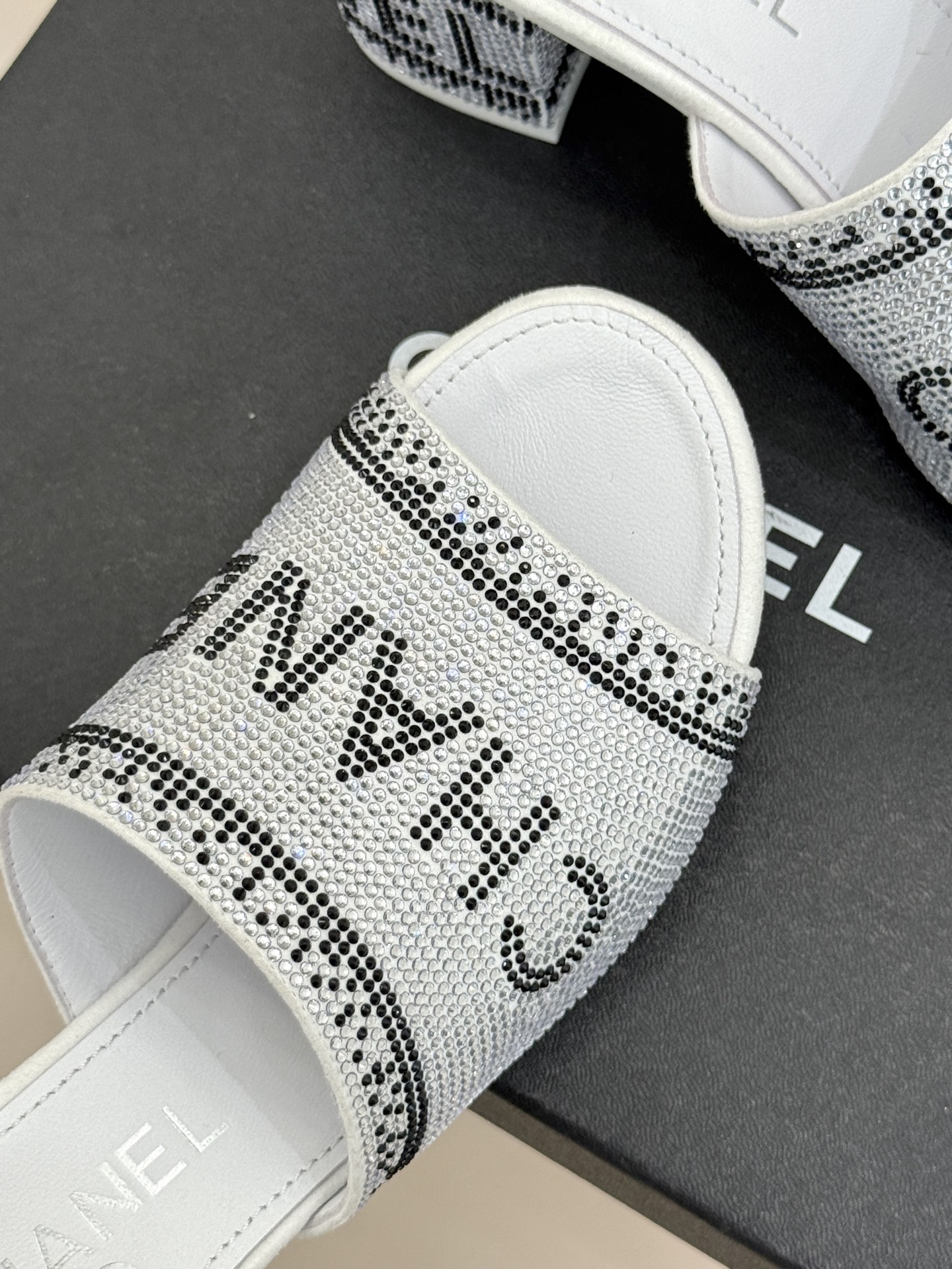 CHANE*｜小香经典水钻字母拖鞋这大概就是传说中公主的水晶鞋吧💎璀璨水钻手工镶嵌双C标识光影流转间尽显