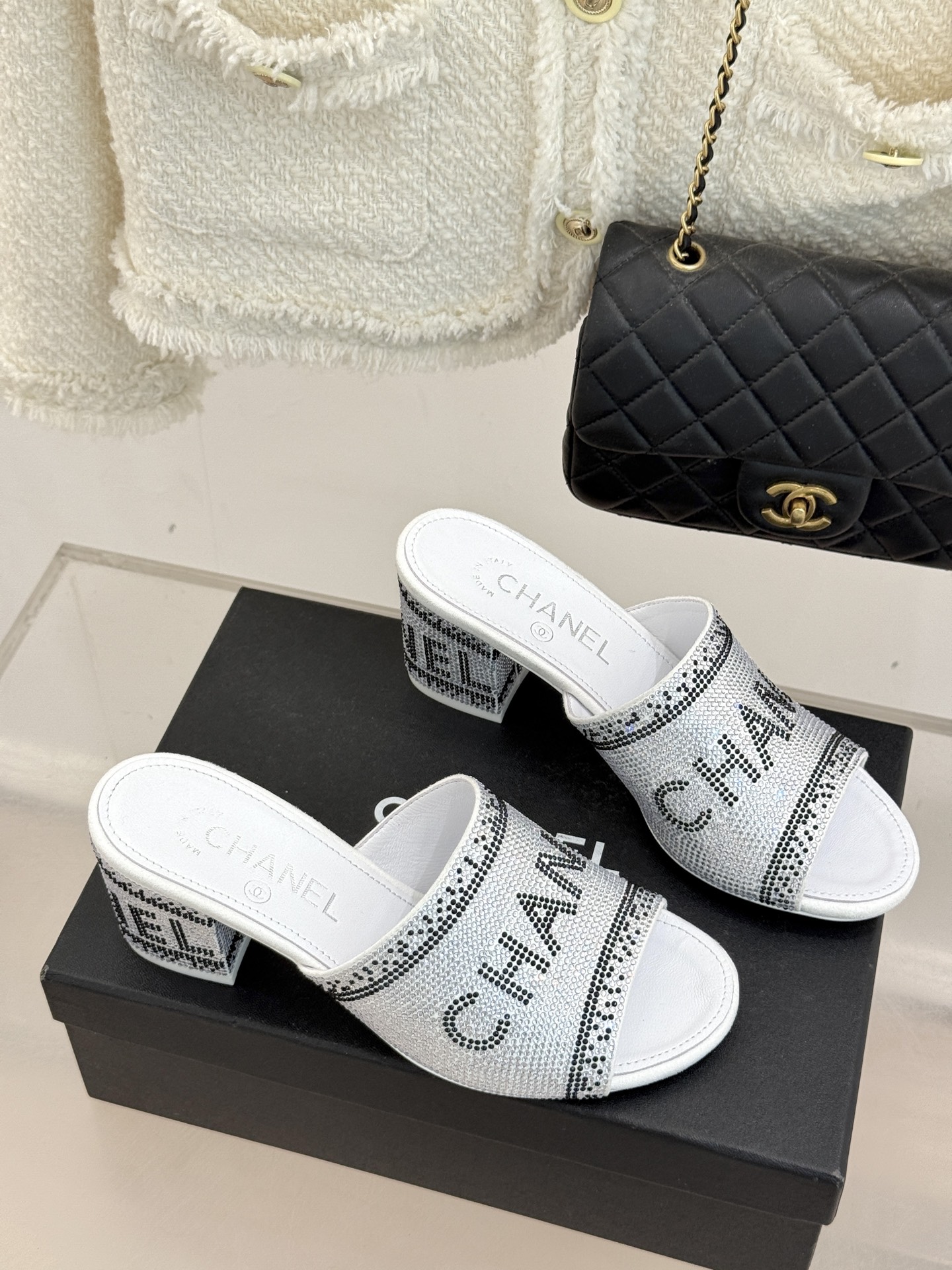 CHANE*｜小香经典水钻字母拖鞋这大概就是传说中公主的水晶鞋吧💎璀璨水钻手工镶嵌双C标识光影流转间尽显