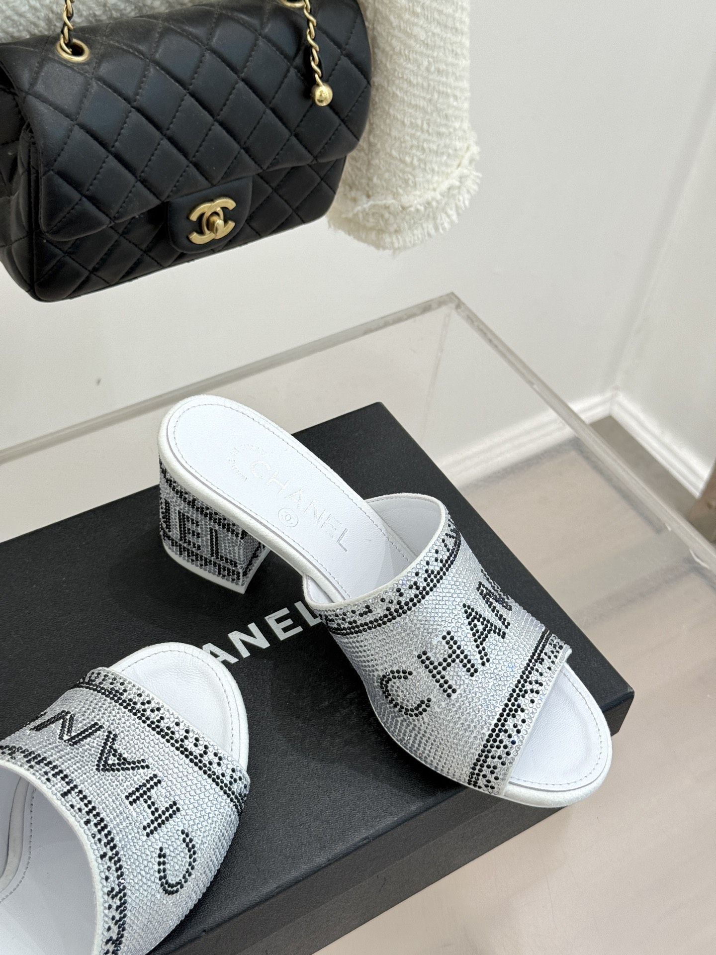 CHANE*｜小香经典水钻字母拖鞋这大概就是传说中公主的水晶鞋吧💎璀璨水钻手工镶嵌双C标识光影流转间尽显