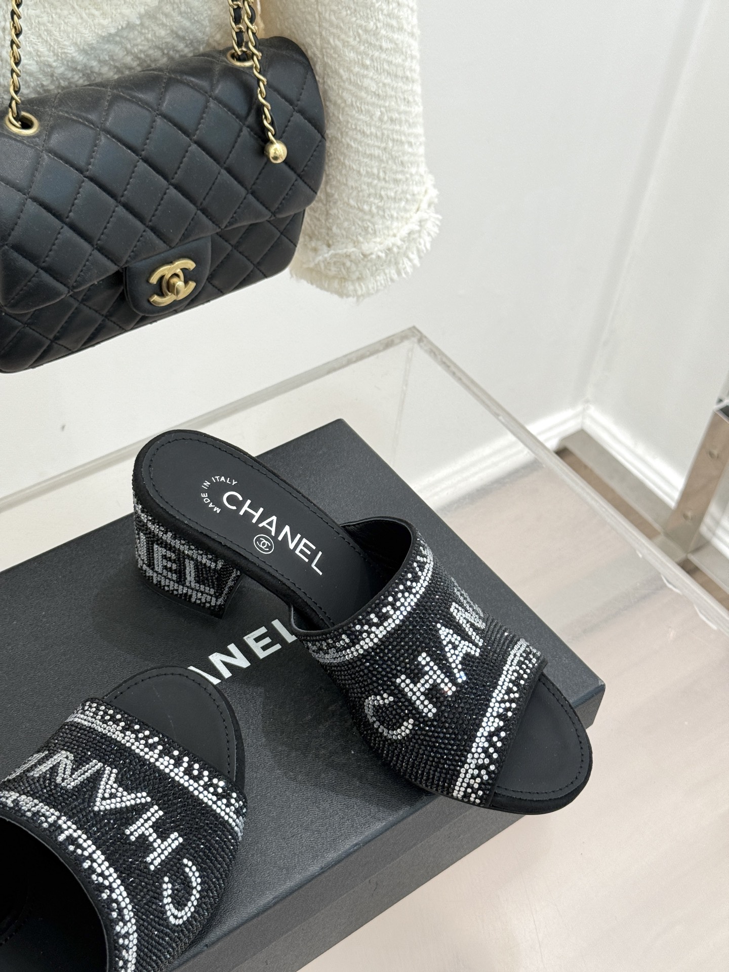 CHANE*｜小香经典水钻字母拖鞋这大概就是传说中公主的水晶鞋吧💎璀璨水钻手工镶嵌双C标识光影流转间尽显