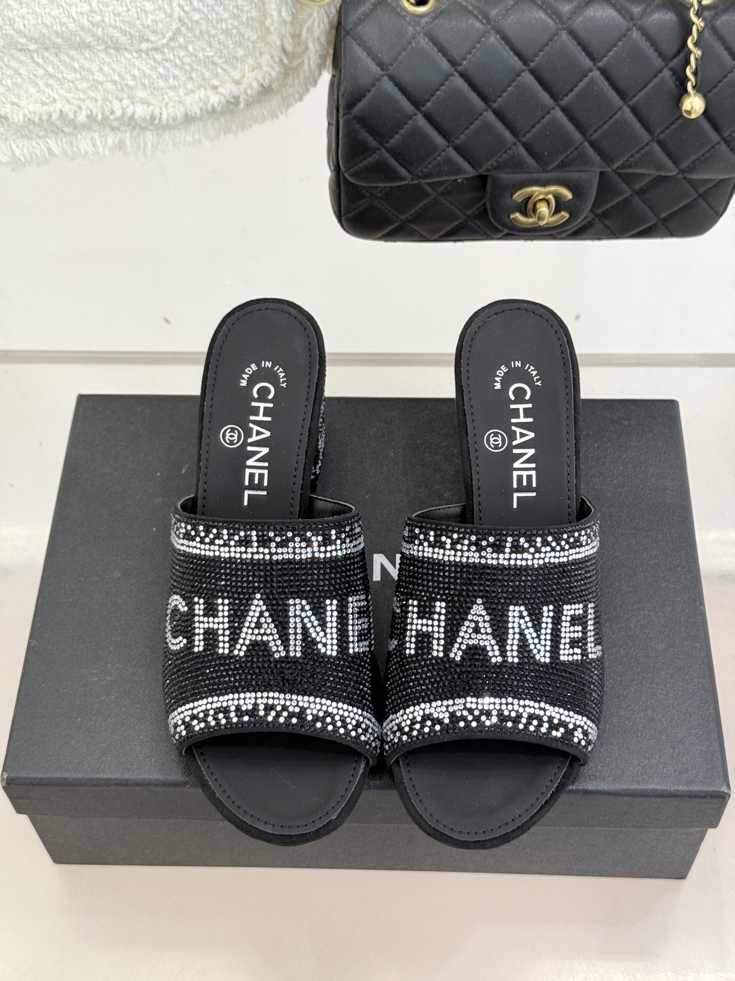 CHANE*｜小香经典水钻字母拖鞋这大概就是传说中公主的水晶鞋吧💎璀璨水钻手工镶嵌双C标识光影流转间尽显