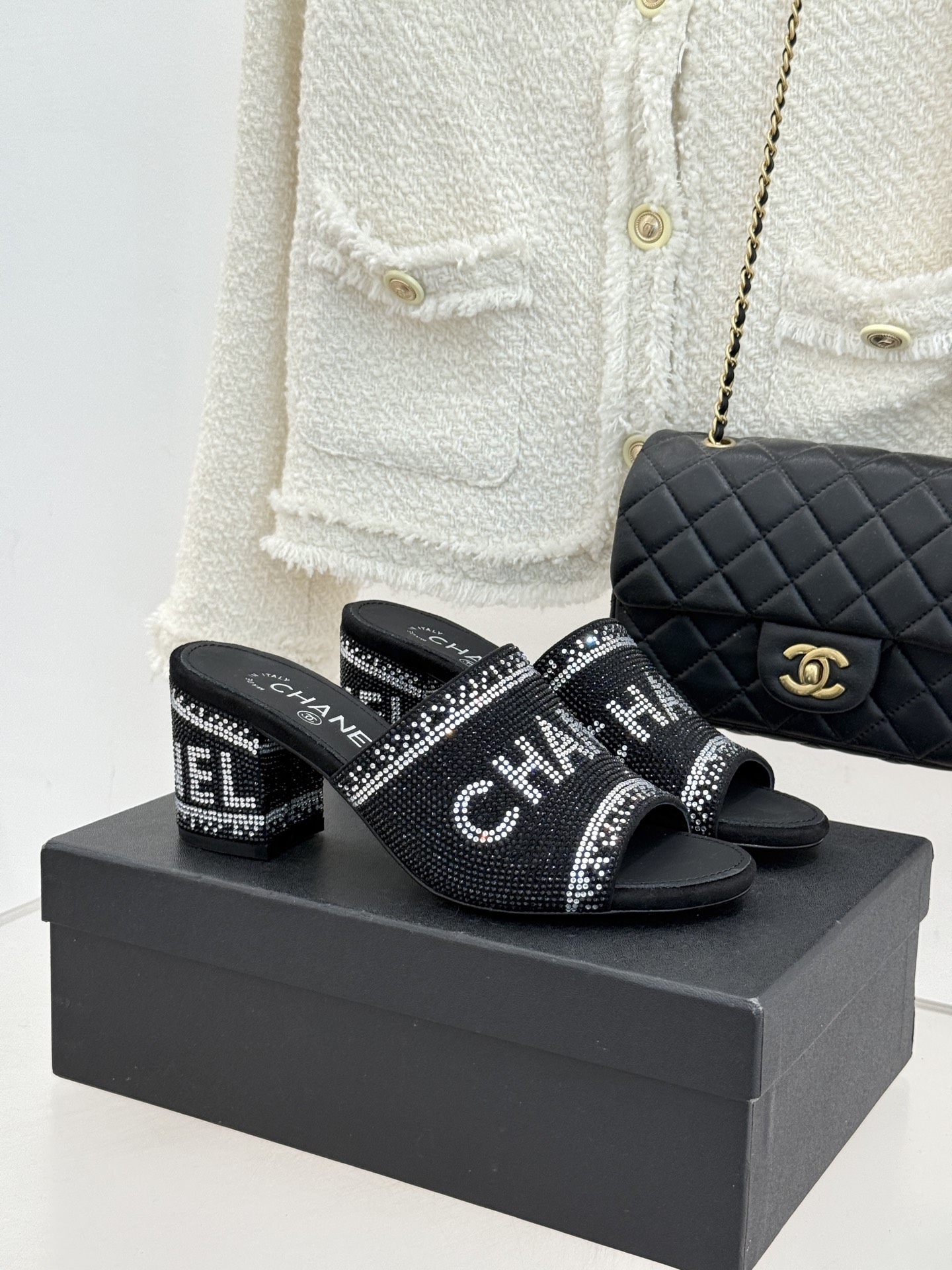 NO:726265,CHANE*｜Xiaoxiang's classic rhinestone letter slippers. These are probably the legendary princess's crystal slippers. The bright rhinestones are hand-inlaid with the double C logo. The light and shadow flow show a noble aura. The hot diamond bingbing is full of diamonds, which are particularly shiny. Heavy workmanship to make the diamonds not easy to fall off. The sexy temperament of a socialite is versatile. The high-end texture that you can fall into at a glance. The soft sheepskin is selected to be skin-friendly and breathable. The slip-on design perfectly balances laziness and sophistication.  The simple shoe style is easy to wear. It is gentle and dignified when paired with skirts. It is neat and high-end when paired with trousers. It can be easily controlled for daily outings and vacations. Every step has its own highlights, revealing a luxurious style in a low-key manner. It integrates French elegance into relaxed daily life. This pair of slippers is effortlessly fashionable and a timeless shining collection in the shoe cabinet. The upper is customized with original cashmere leather, and the lining is made of sheepskin. The genuine leather sole imported from Italy  size35-39 (40/41 customized) No. 83920224, slippers, chanel, slippers, skirts, sheepskin, Leather soles19860909CHANE*｜小香经典水钻字母拖鞋 这大概就是传说中公主的水晶鞋吧 璀璨水钻手工镶嵌双C标识 光影流转间尽显矜贵气场 烫钻bingbing满钻特别闪 重工打造不易掉钻  名媛性感气质百搭 一眼沦陷的高定质感. 精选柔软羊皮亲肤透气 一脚蹬设计 慵懒与精致完美平衡. 简约鞋型不挑穿搭 搭配裙装温柔显贵 搭配裤装利落高级 日常出街、度假休闲都能轻松驾驭. 每一步都自带高光 低调中流露奢雅格调 将法式优雅融入松弛日常. 这双拖鞋 是无需费力的时髦底气 也是鞋柜里永不过时的闪耀典藏. 鞋面定制原版羊绒皮烫钻 内里踮脚均为羊皮 意大利进口真皮大底 size35-39（40/41定制） 编号83920224,拖鞋,chanel,slippers,skirts,sheepskin,Leather soles,Women's Shoes