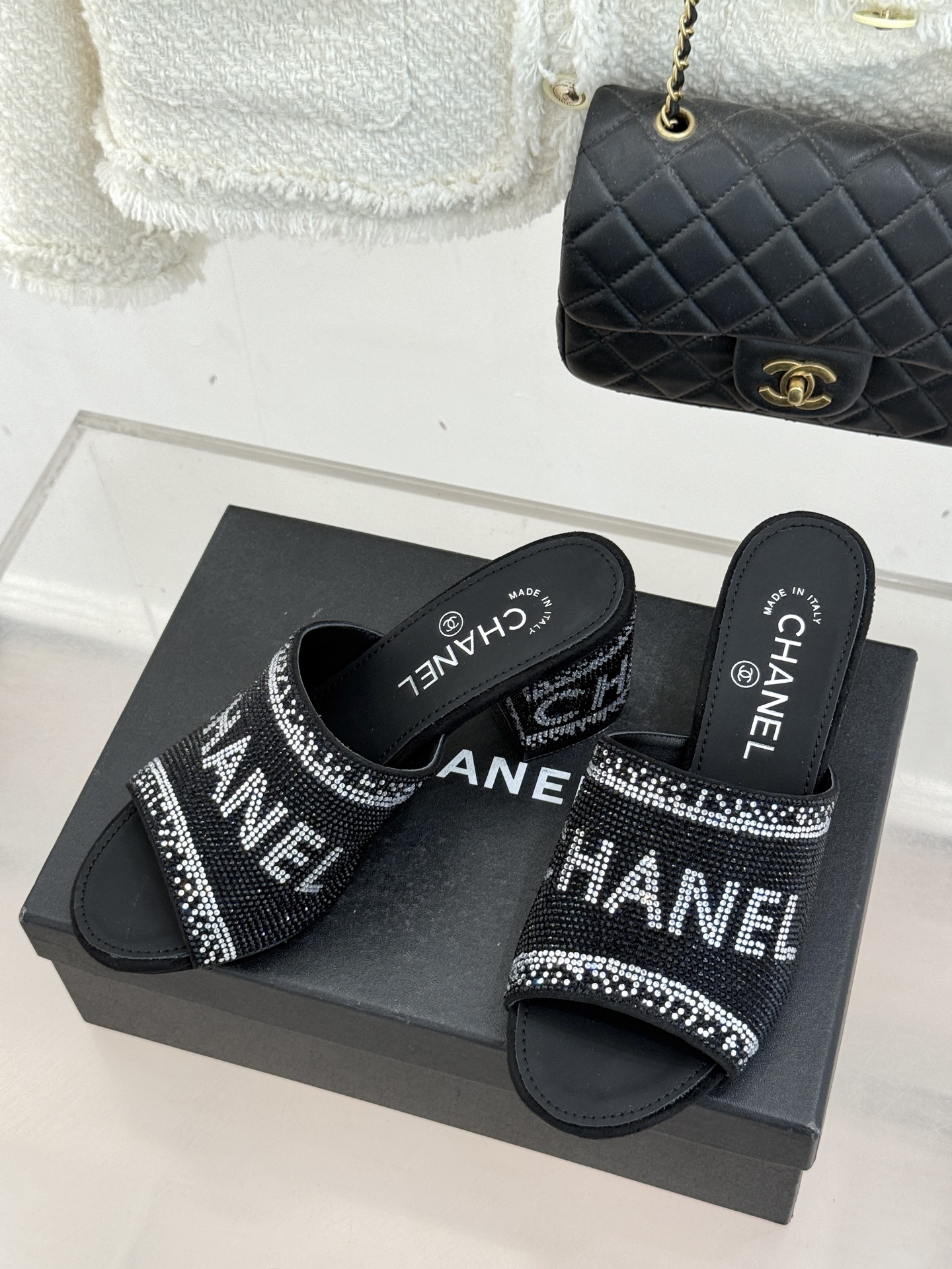 CHANE*｜小香经典水钻字母拖鞋这大概就是传说中公主的水晶鞋吧💎璀璨水钻手工镶嵌双C标识光影流转间尽显