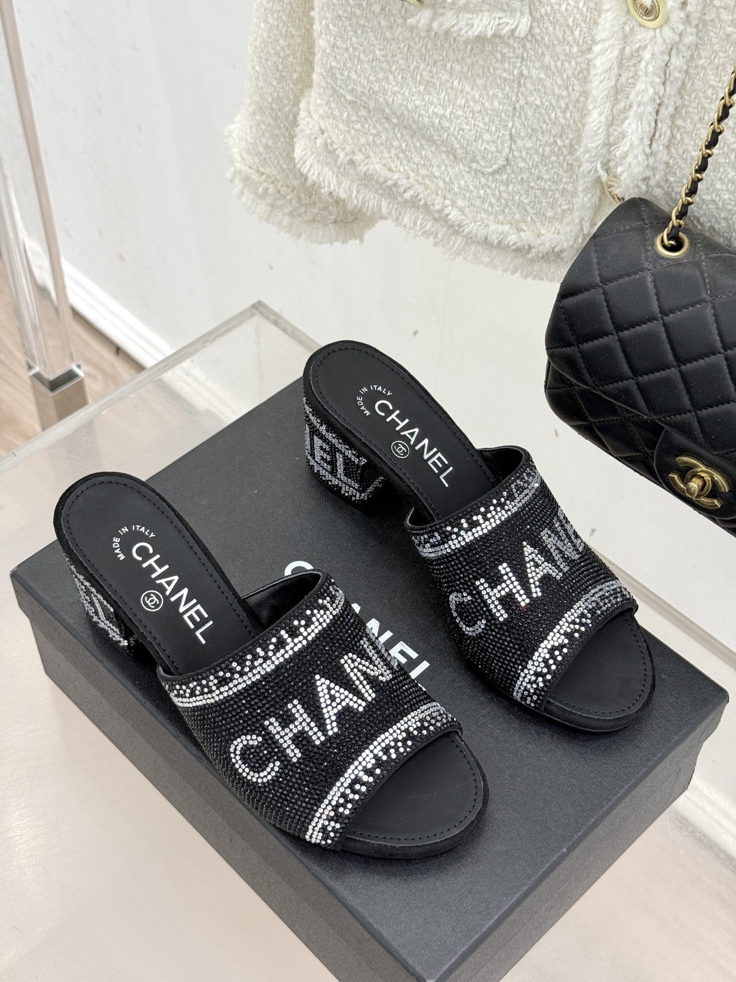 CHANE*｜小香经典水钻字母拖鞋这大概就是传说中公主的水晶鞋吧💎璀璨水钻手工镶嵌双C标识光影流转间尽显