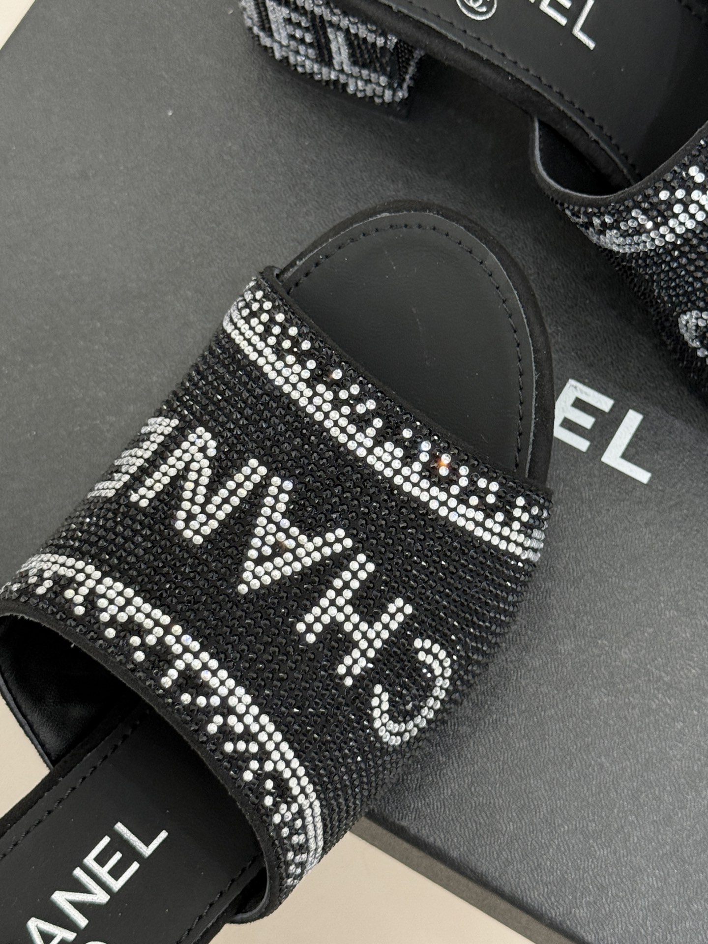 CHANE*｜小香经典水钻字母拖鞋这大概就是传说中公主的水晶鞋吧💎璀璨水钻手工镶嵌双C标识光影流转间尽显